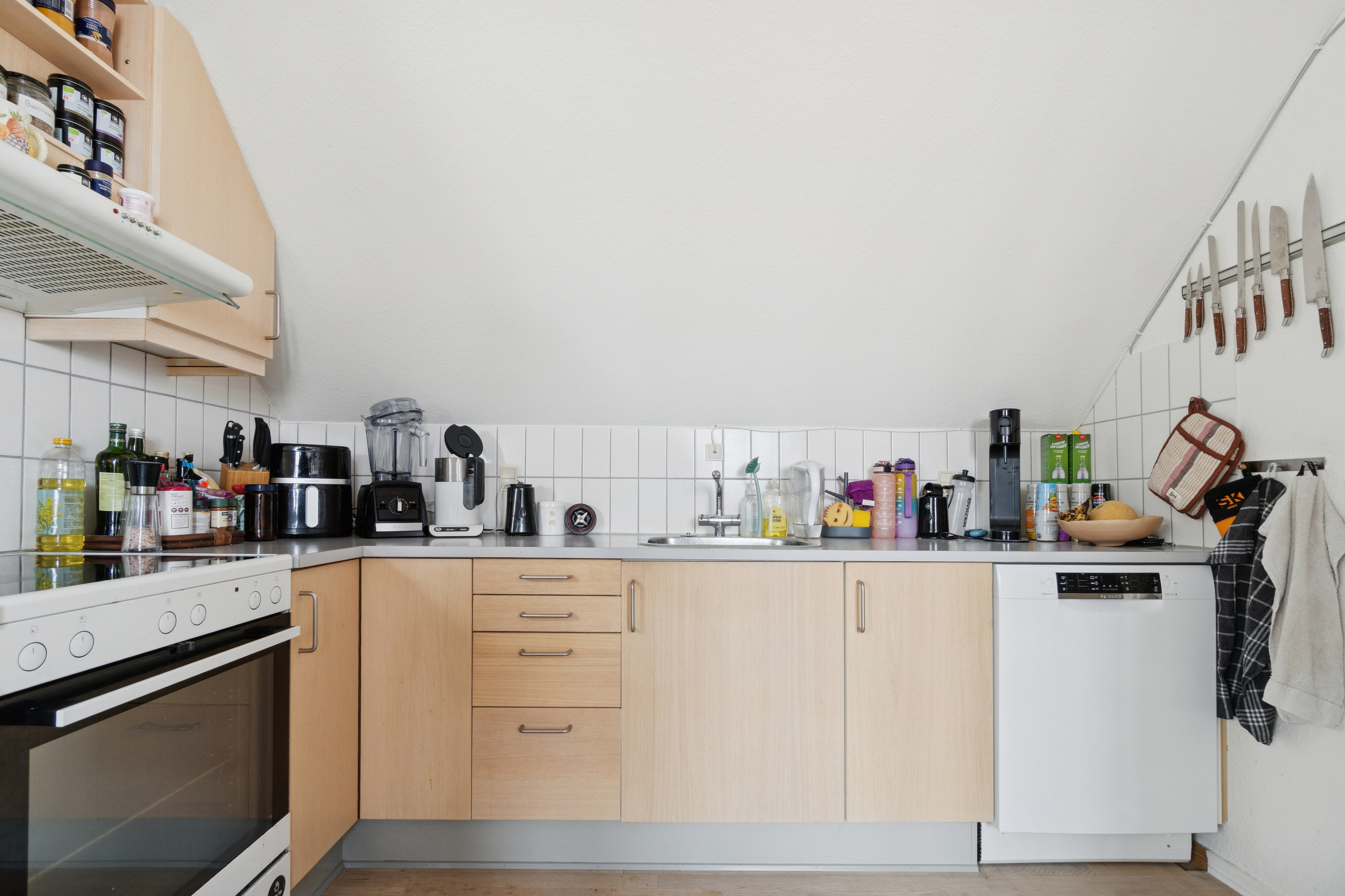 Fremhævet køkken billede i fuldskærmstilstand. Billede af Torvet 10, 2., Aakirkeby, 3720 Aakirkeby