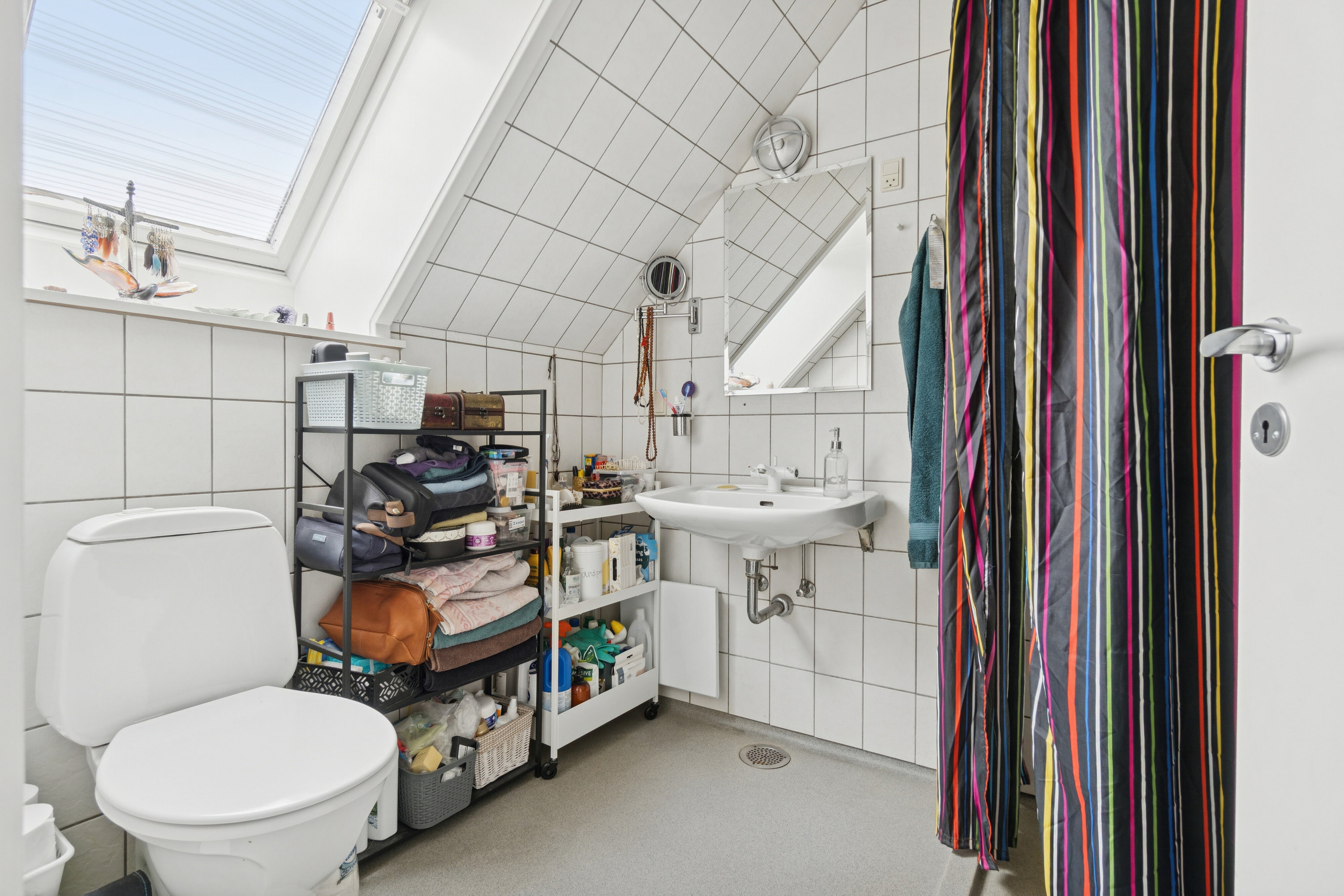 Fremhævet badeværelse billede i fuldskærmstilstand. Billede af Torvet 10, 2., Aakirkeby, 3720 Aakirkeby