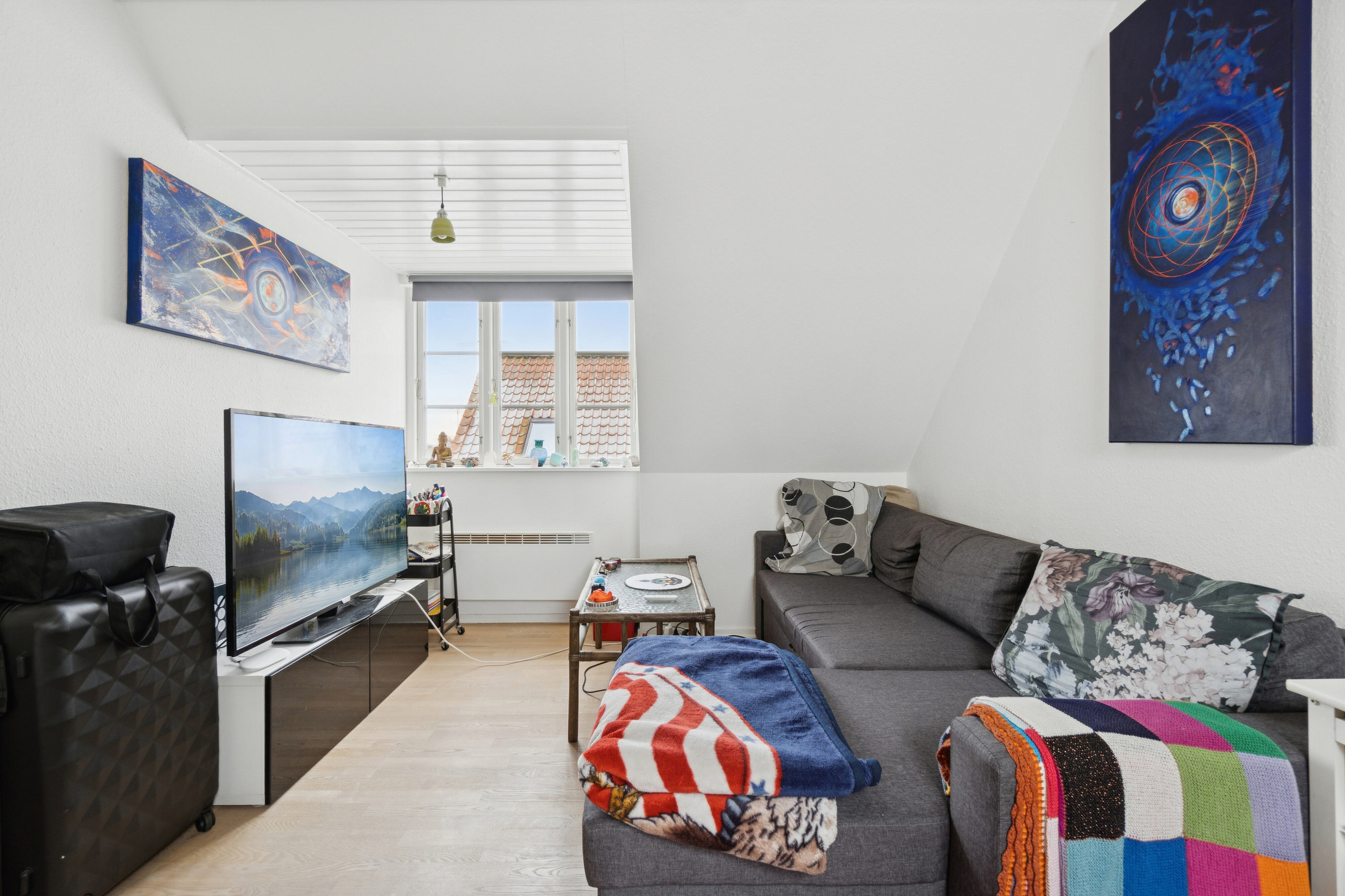 Fremhævet stue billede i fuldskærmstilstand. Billede af Torvet 10, 2., Aakirkeby, 3720 Aakirkeby