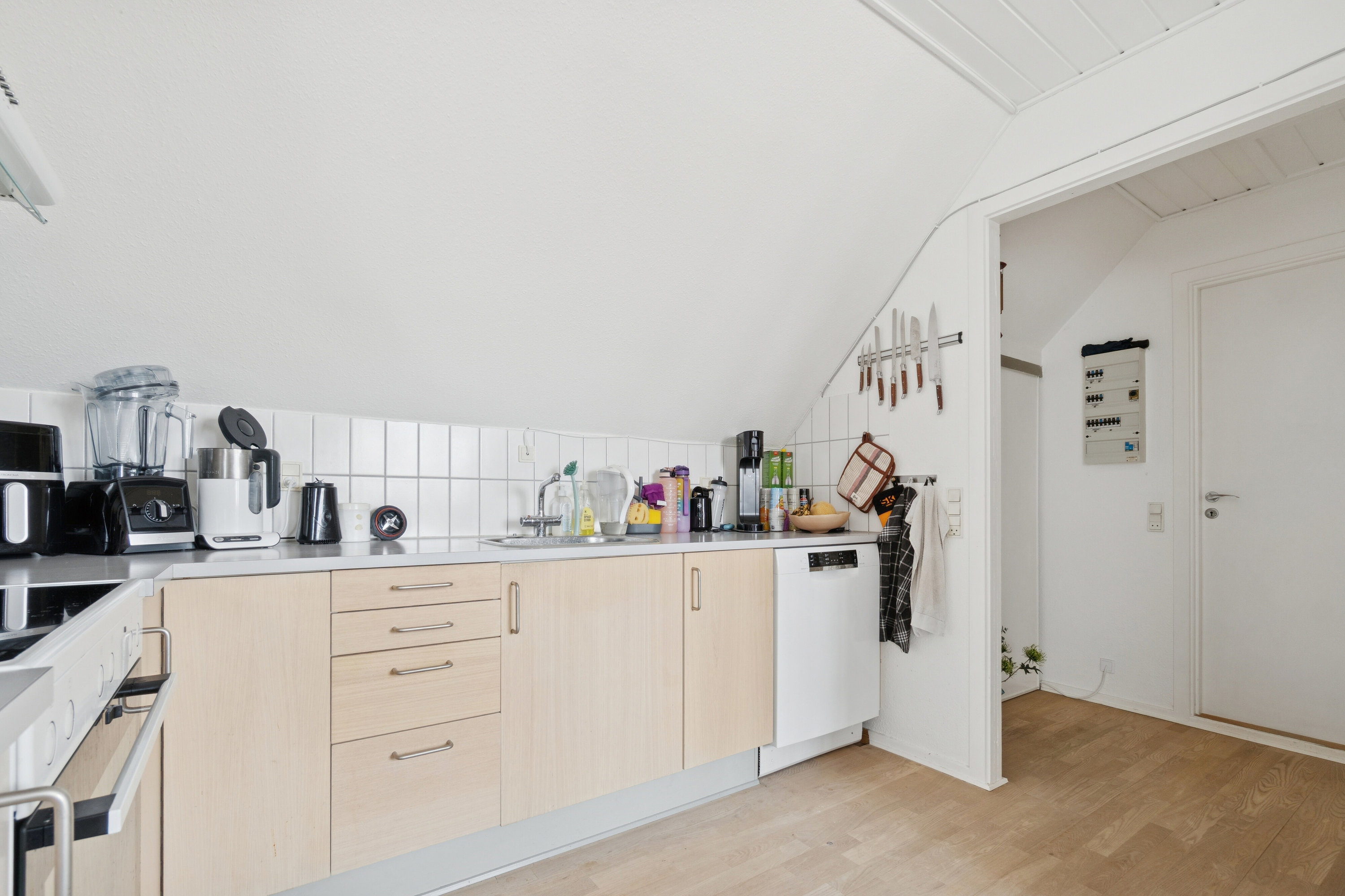 Fremhævet køkken billede i fuldskærmstilstand. Billede af Torvet 10, 2., Aakirkeby, 3720 Aakirkeby