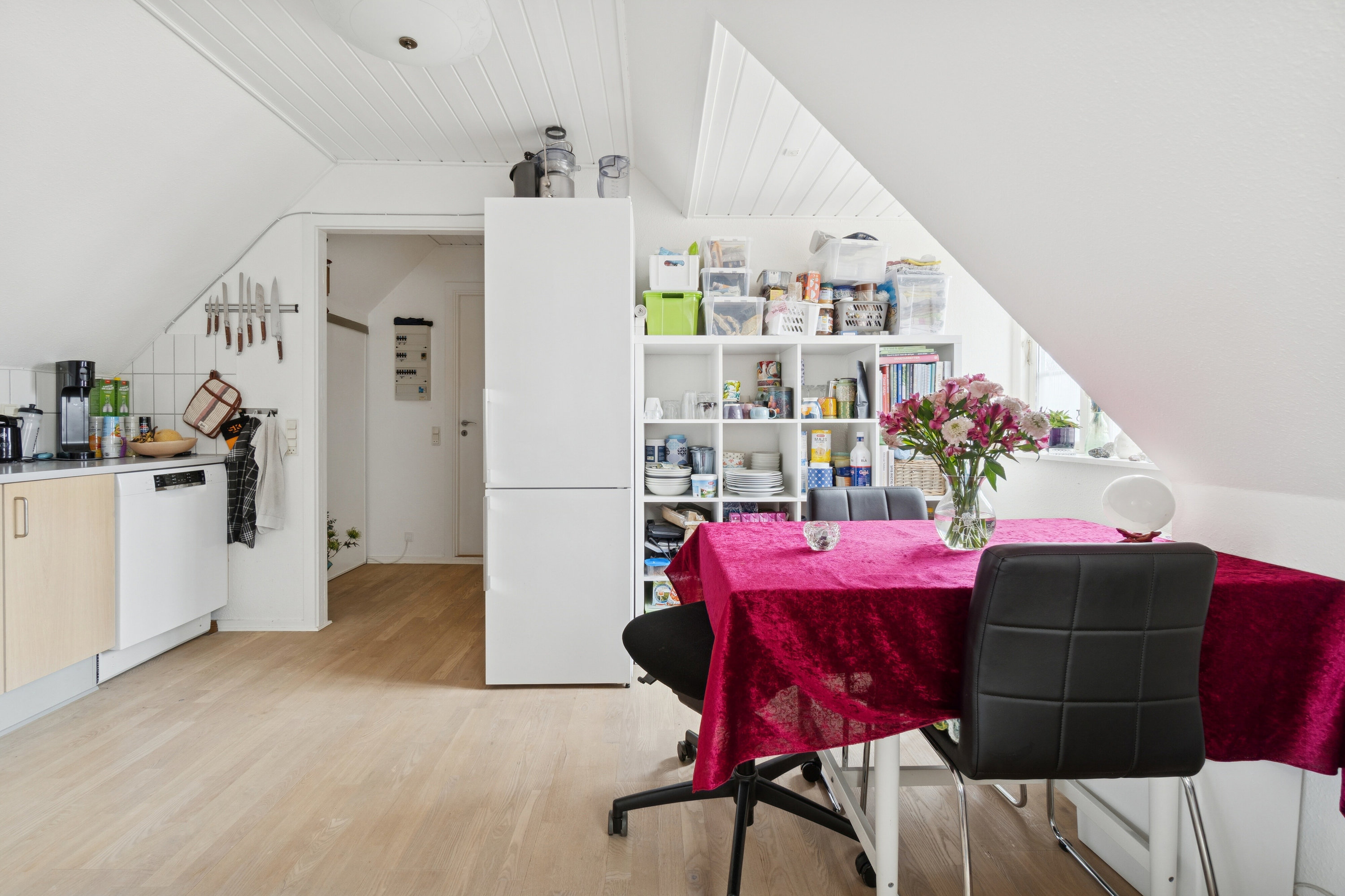 Fremhævet spisestue billede i fuldskærmstilstand. Billede af Torvet 10, 2., Aakirkeby, 3720 Aakirkeby