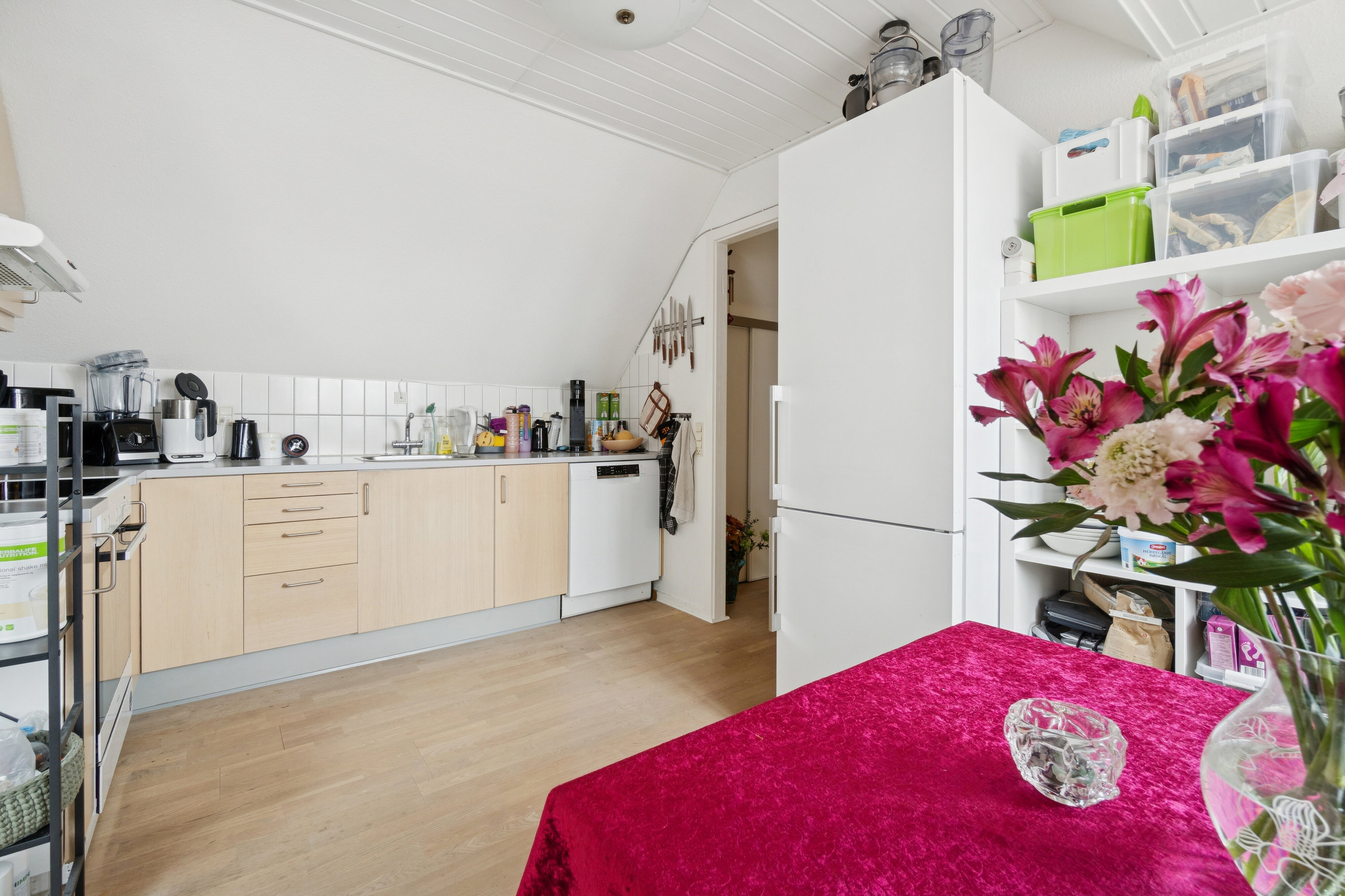 Fremhævet spisestue billede i fuldskærmstilstand. Billede af Torvet 10, 2., Aakirkeby, 3720 Aakirkeby