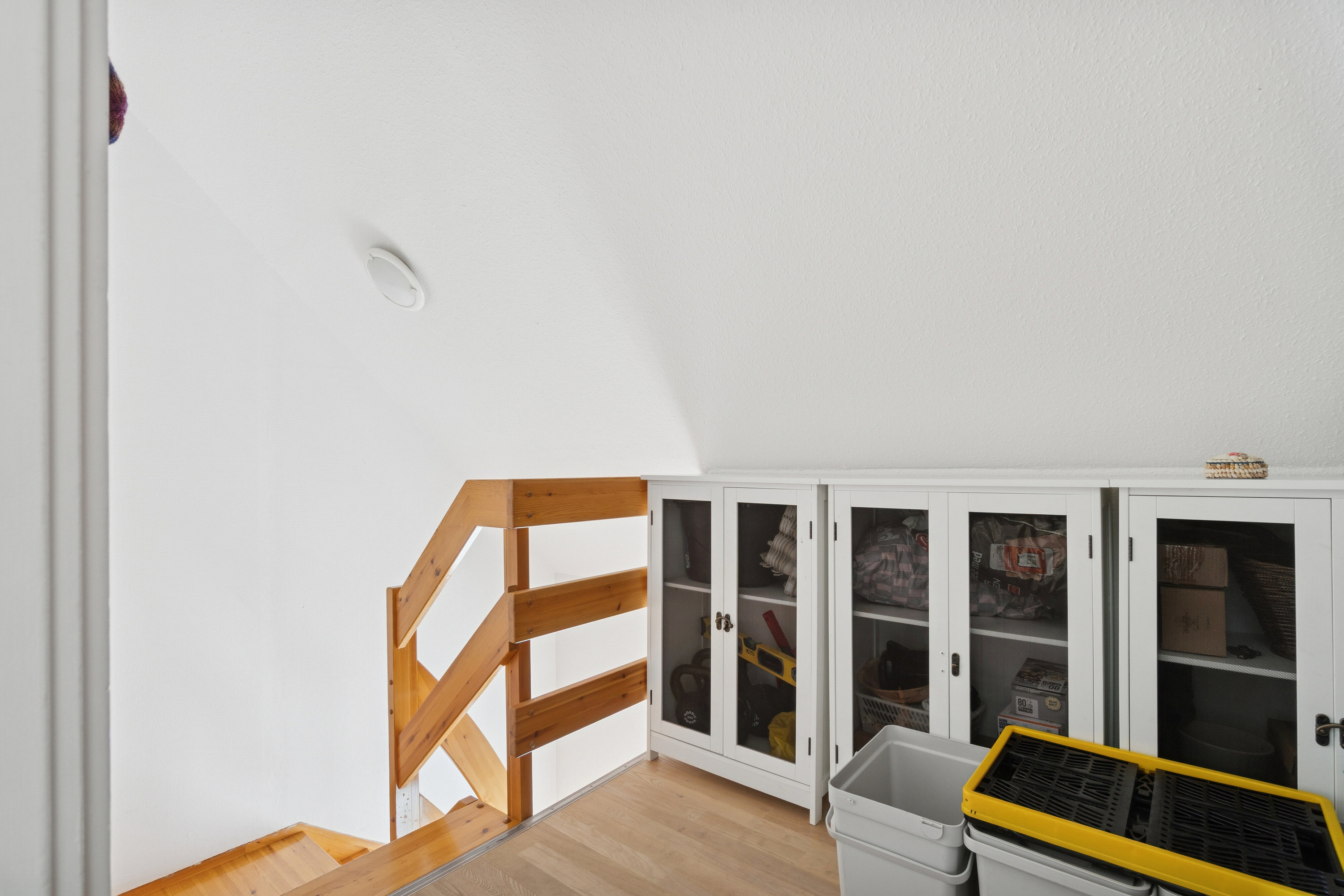 Fremhævet trappe billede i fuldskærmstilstand. Billede af Torvet 10, 2., Aakirkeby, 3720 Aakirkeby