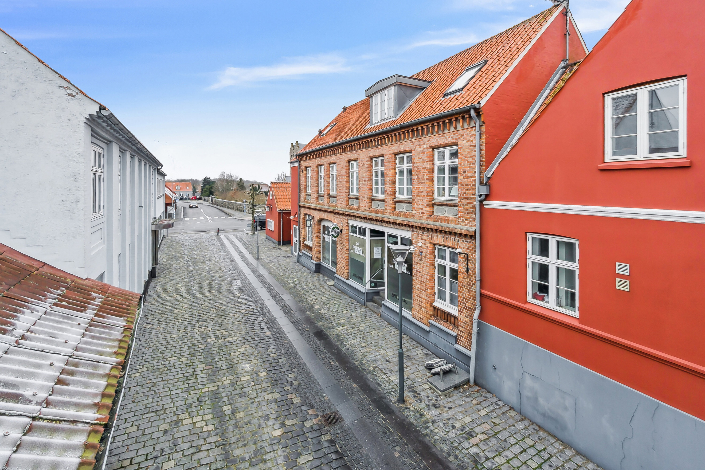Fremhævet facade billede i fuldskærmstilstand. Billede af Torvet 10, 2., Aakirkeby, 3720 Aakirkeby
