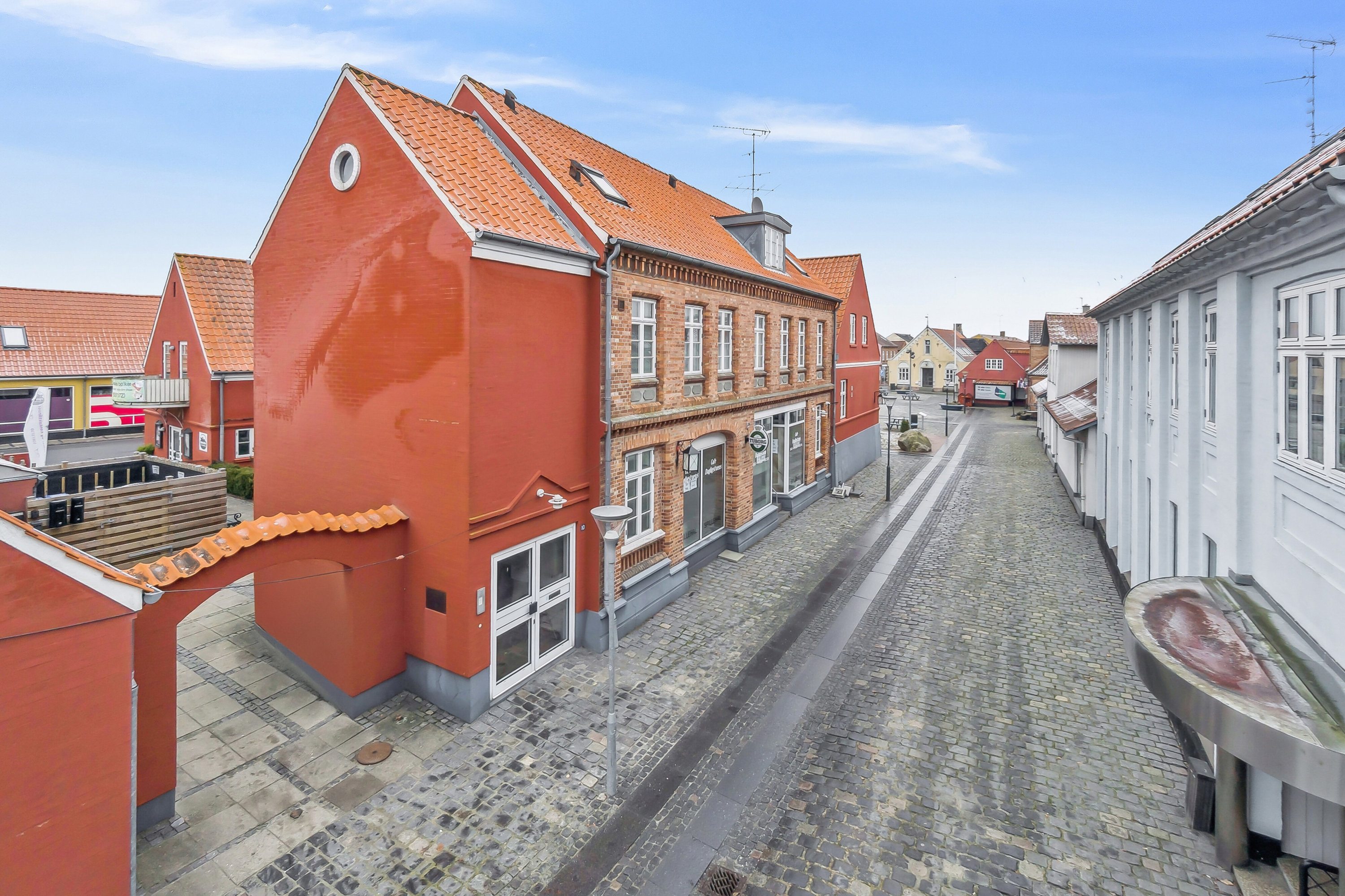 Fremhævet facade billede i fuldskærmstilstand. Billede af Torvet 10, 2., Aakirkeby, 3720 Aakirkeby