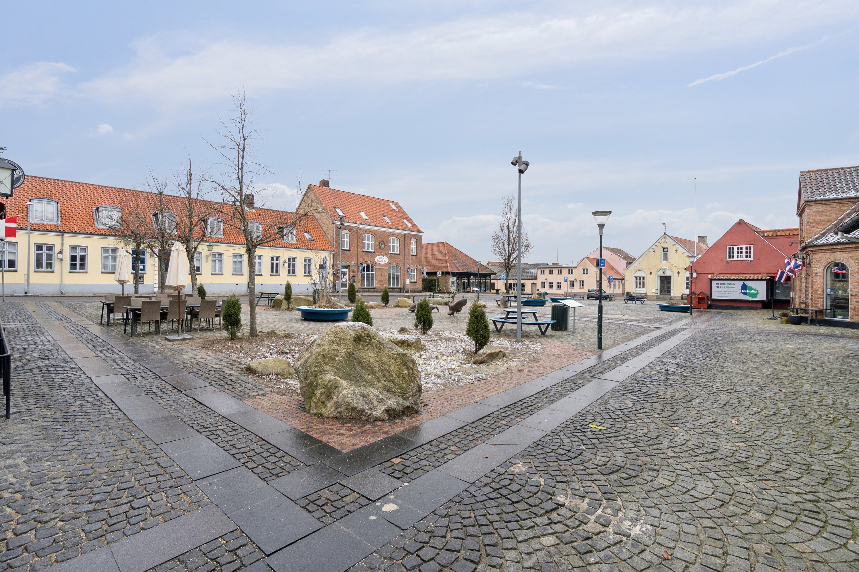 Fremhævet udendørs billede i fuldskærmstilstand. Billede af Torvet 10, 2., Aakirkeby, 3720 Aakirkeby