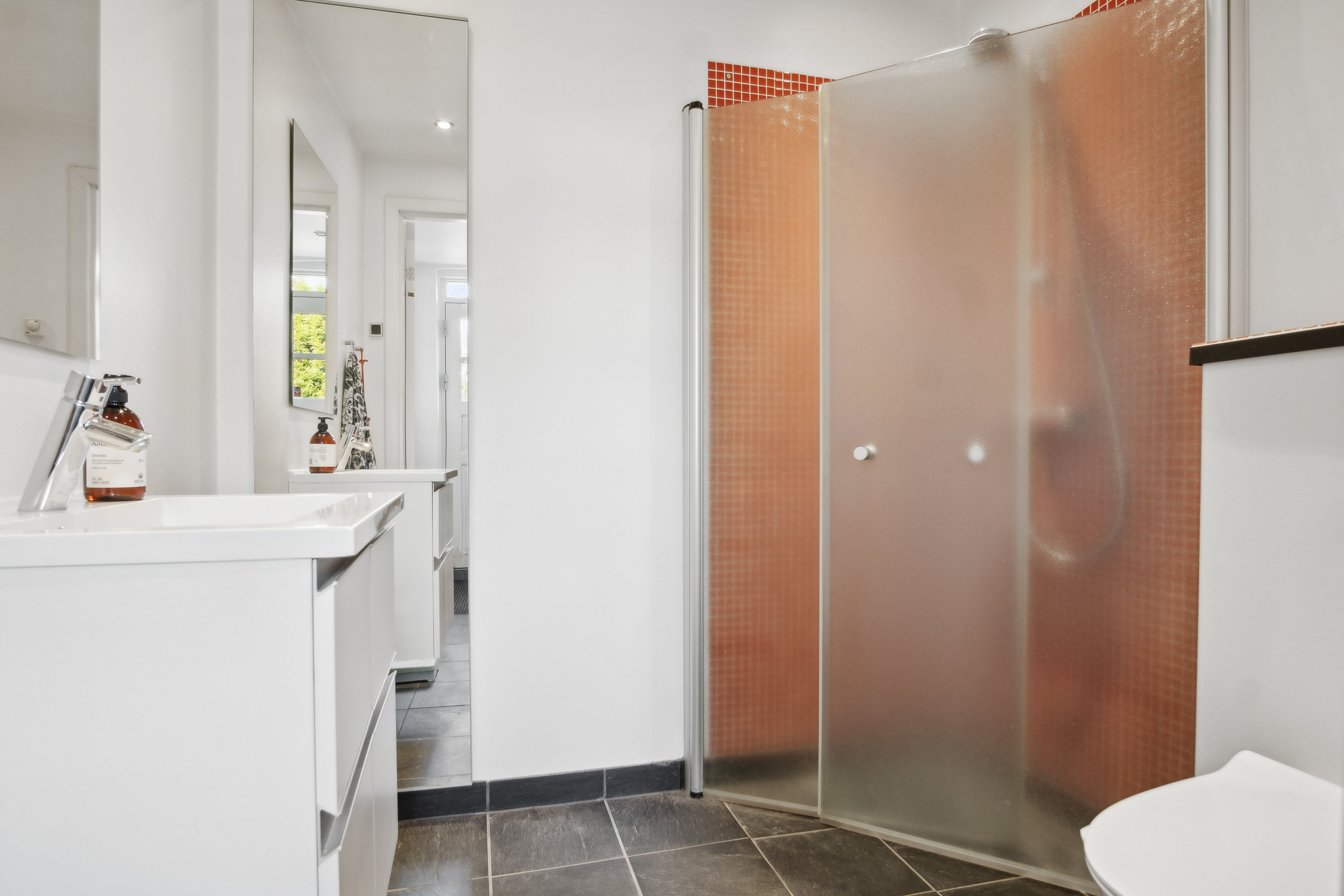 Fremhævet badeværelse billede i fuldskærmstilstand. Billede af Vroldvej 22, 8660 Skanderborg