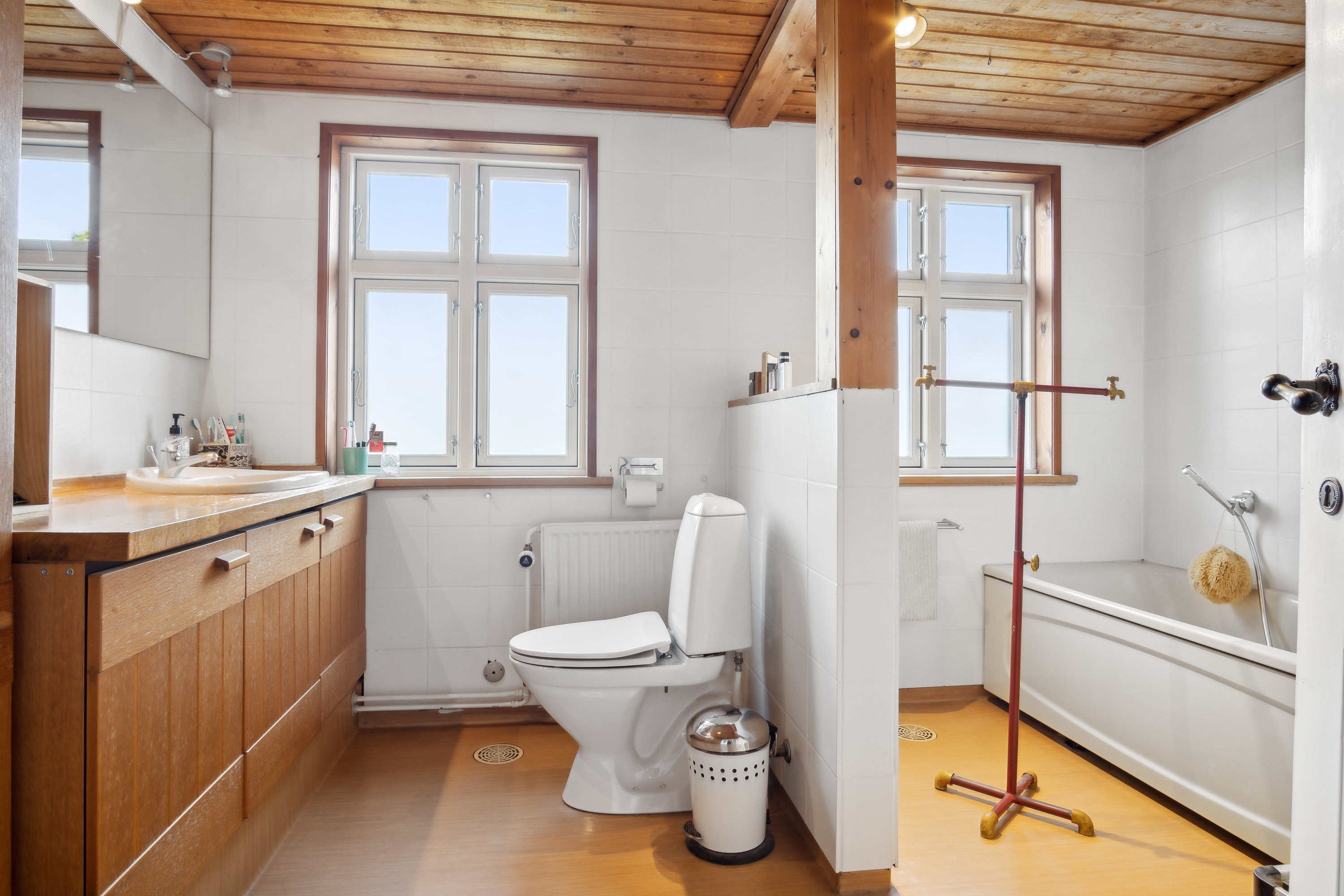 Fremhævet badeværelse - 1. sal billede i fuldskærmstilstand. Billede af Vroldvej 22, 8660 Skanderborg