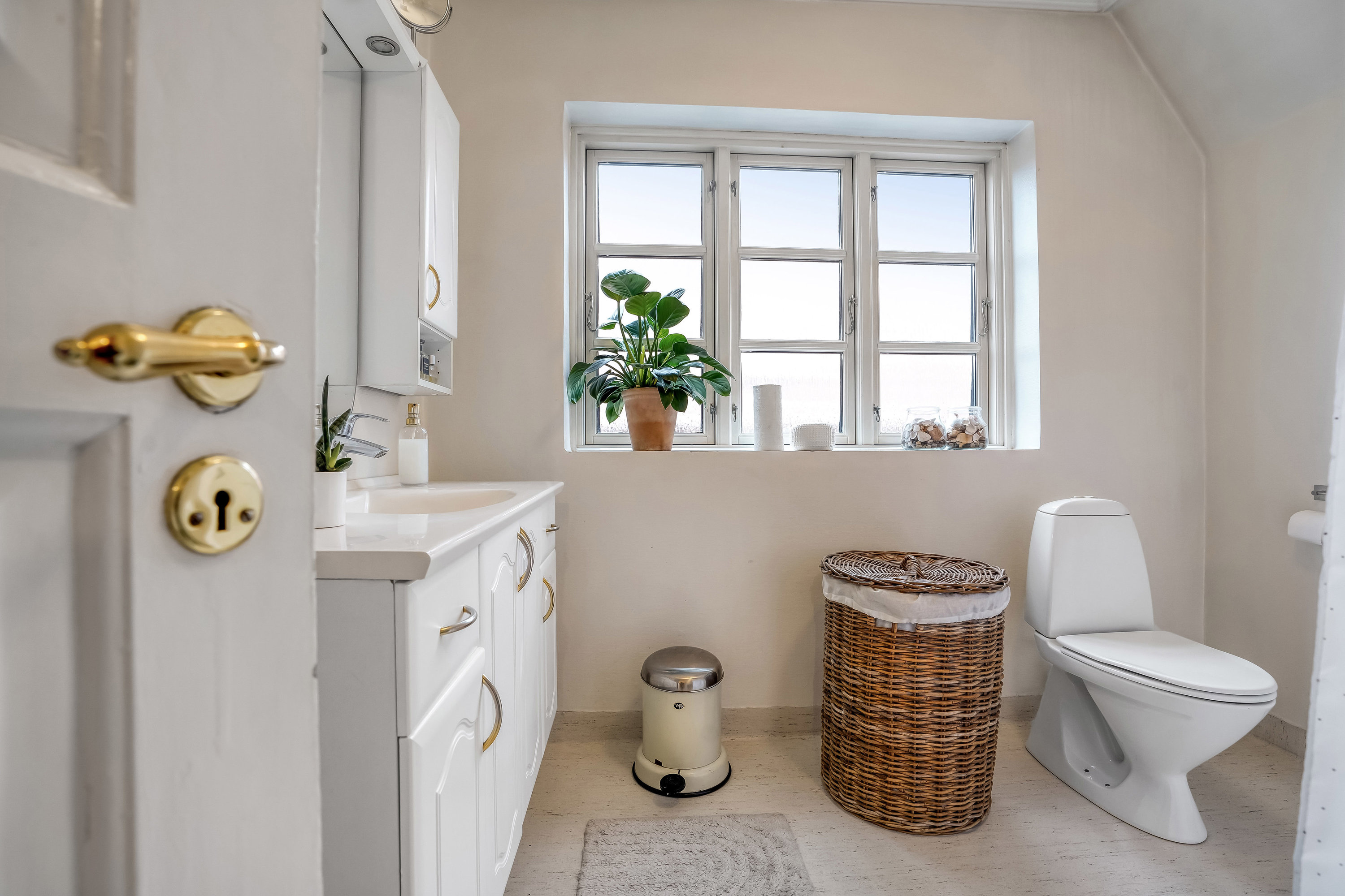 Fremhævet toilet billede i fuldskærmstilstand. Billede af Læssøegade 169, 5230 Odense M