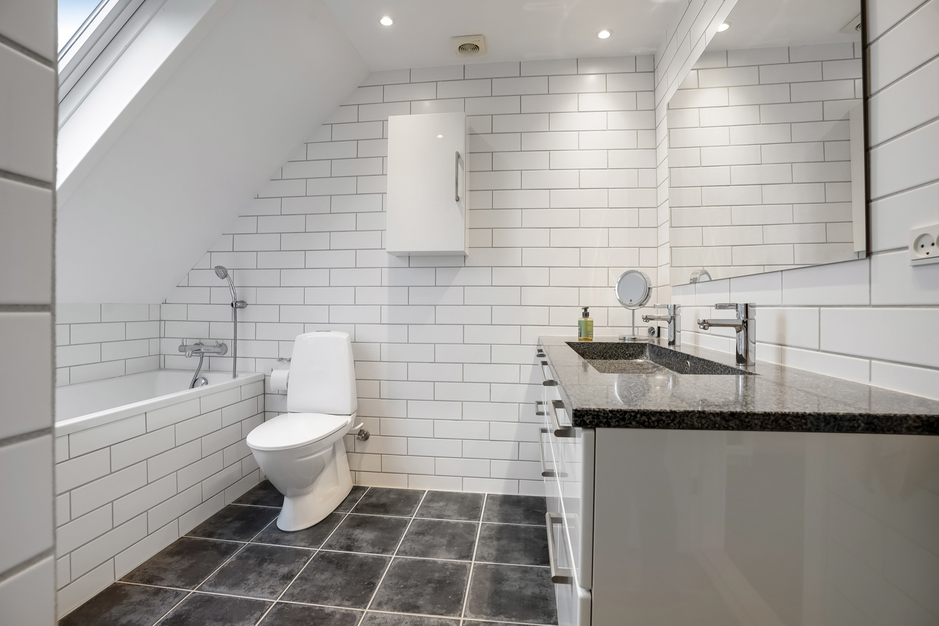 Fremhævet badeværelse billede i fuldskærmstilstand. Billede af Højager 78, 7300 Jelling