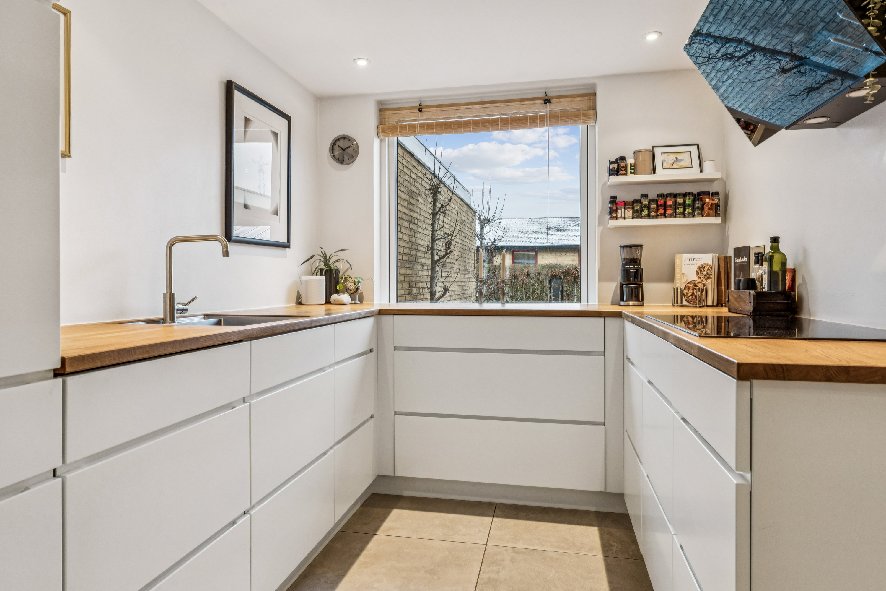 Fremhævet køkken billede i fuldskærmstilstand. Billede af Godske Lindenovs Vej 85, Gug, 9210 Aalborg SØ