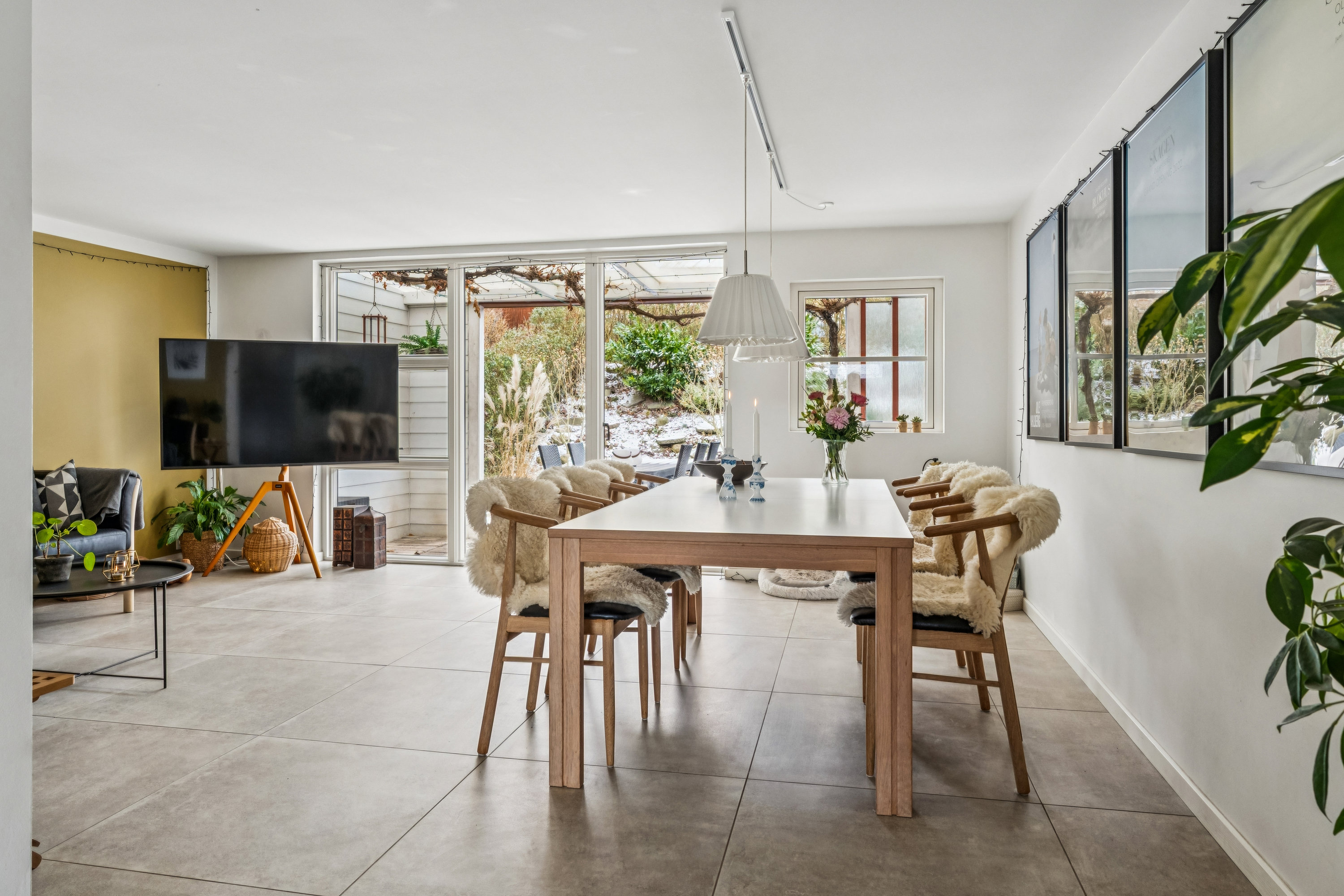 Miniaturebillede 1: spisestue. Billede af Godske Lindenovs Vej 85, Gug, 9210 Aalborg SØ