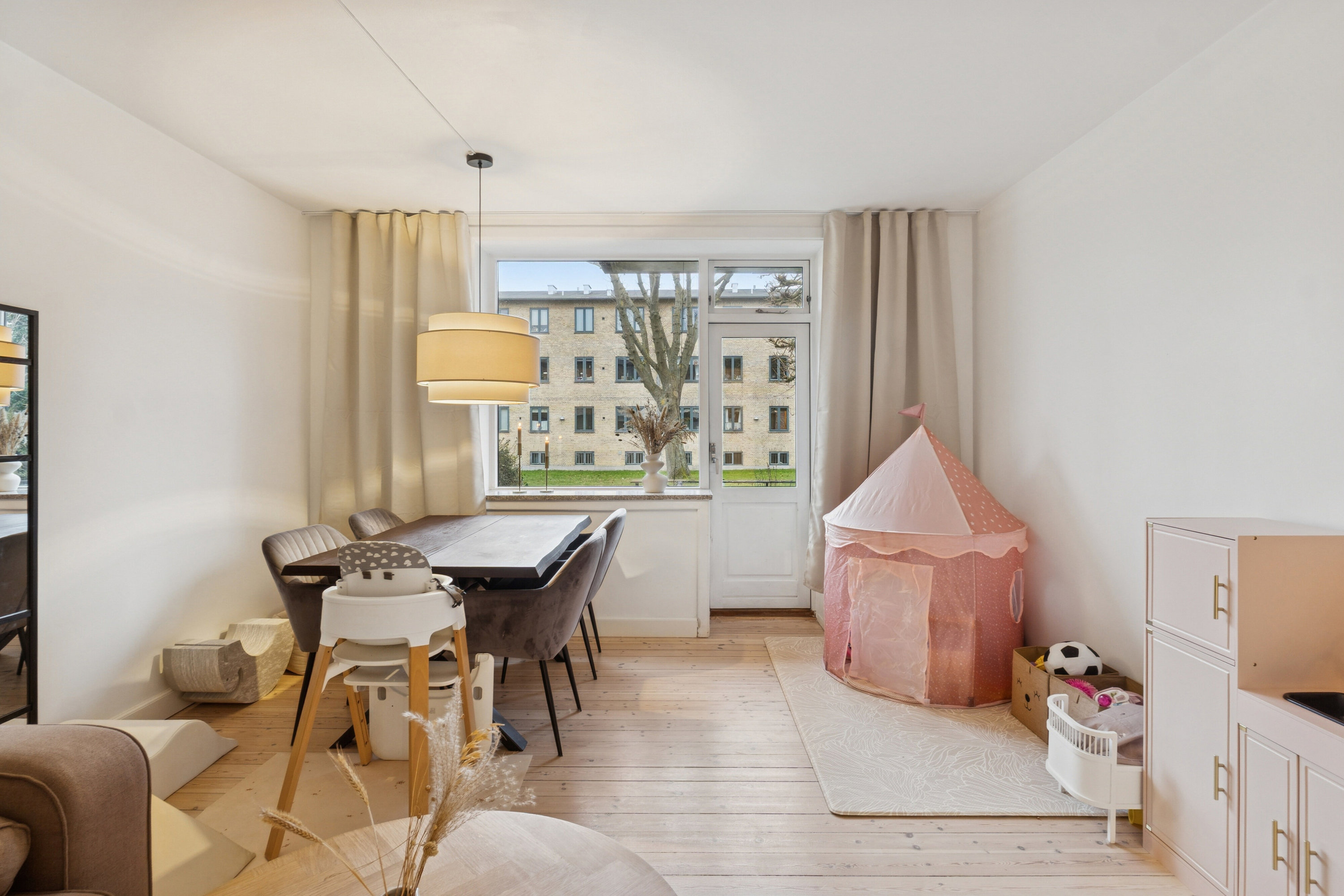 Fremhævet spisestue billede i fuldskærmstilstand. Billede af Damparken 36, st.. tv., 2610 Rødovre