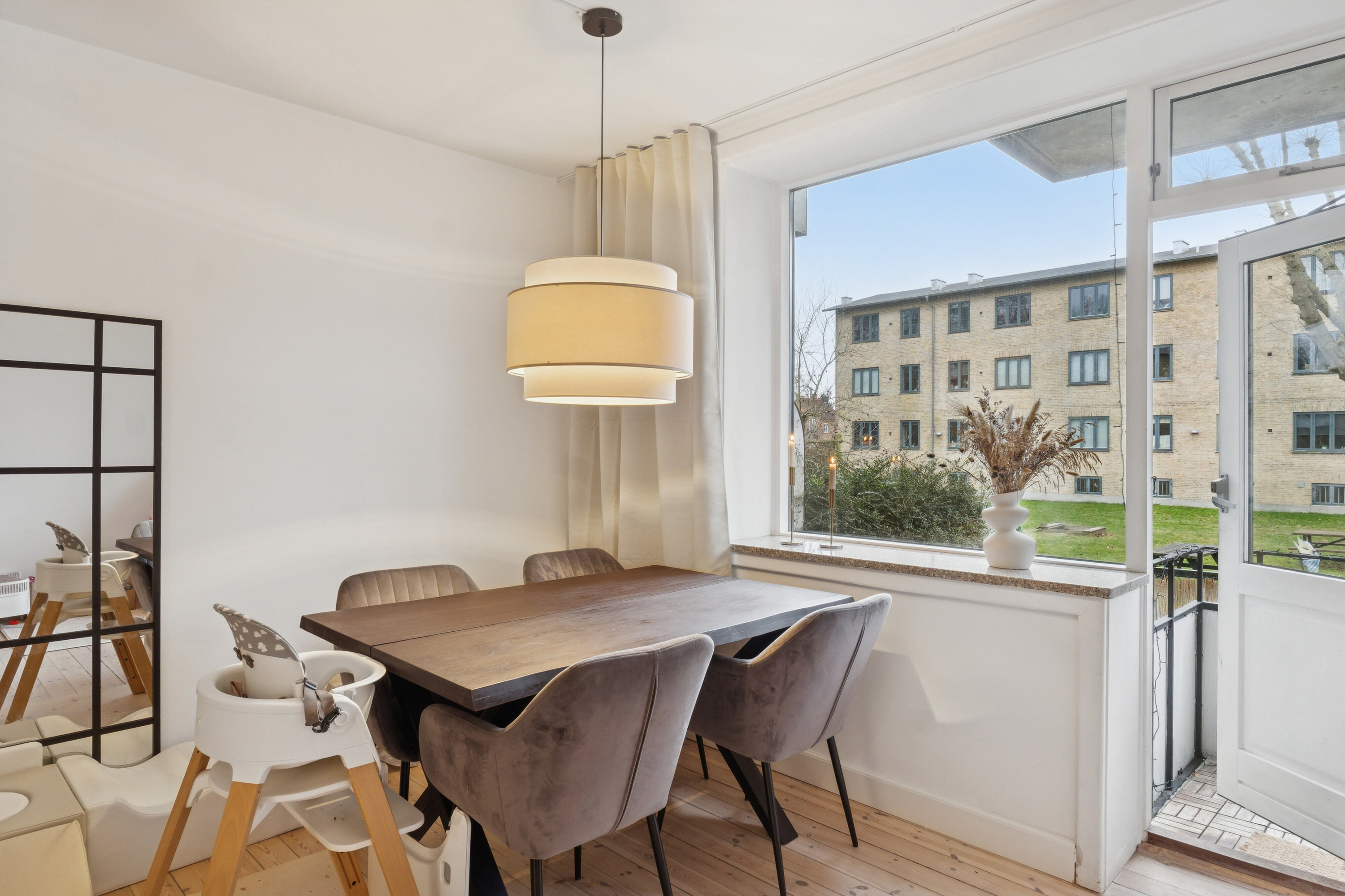 Miniaturebillede 2: spisestue. Billede af Damparken 36, st.. tv., 2610 Rødovre