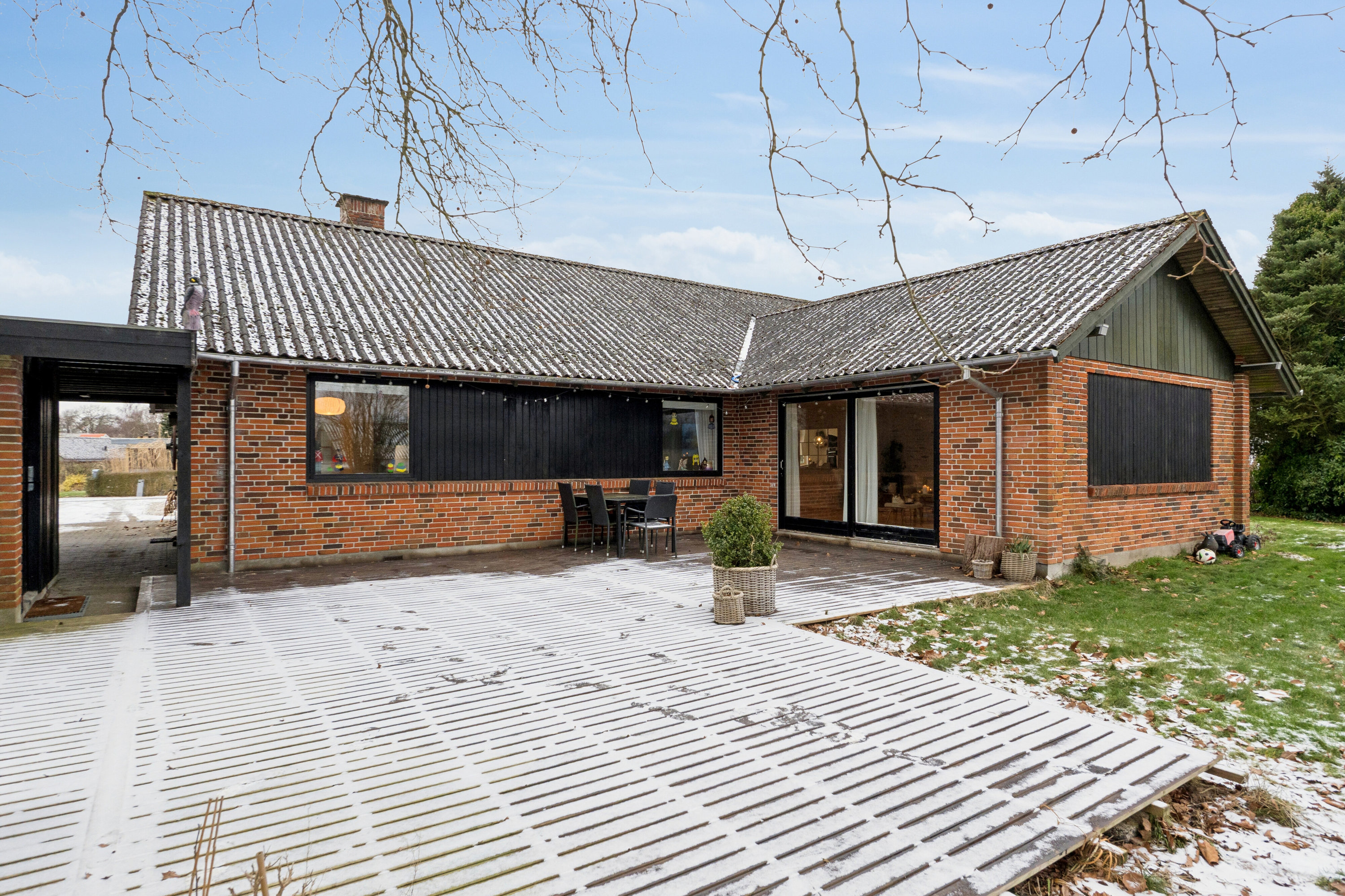 Miniaturebillede 1: set fra haven. Billede af Taskebjergvej 21, Nørskovlund, 8620 Kjellerup