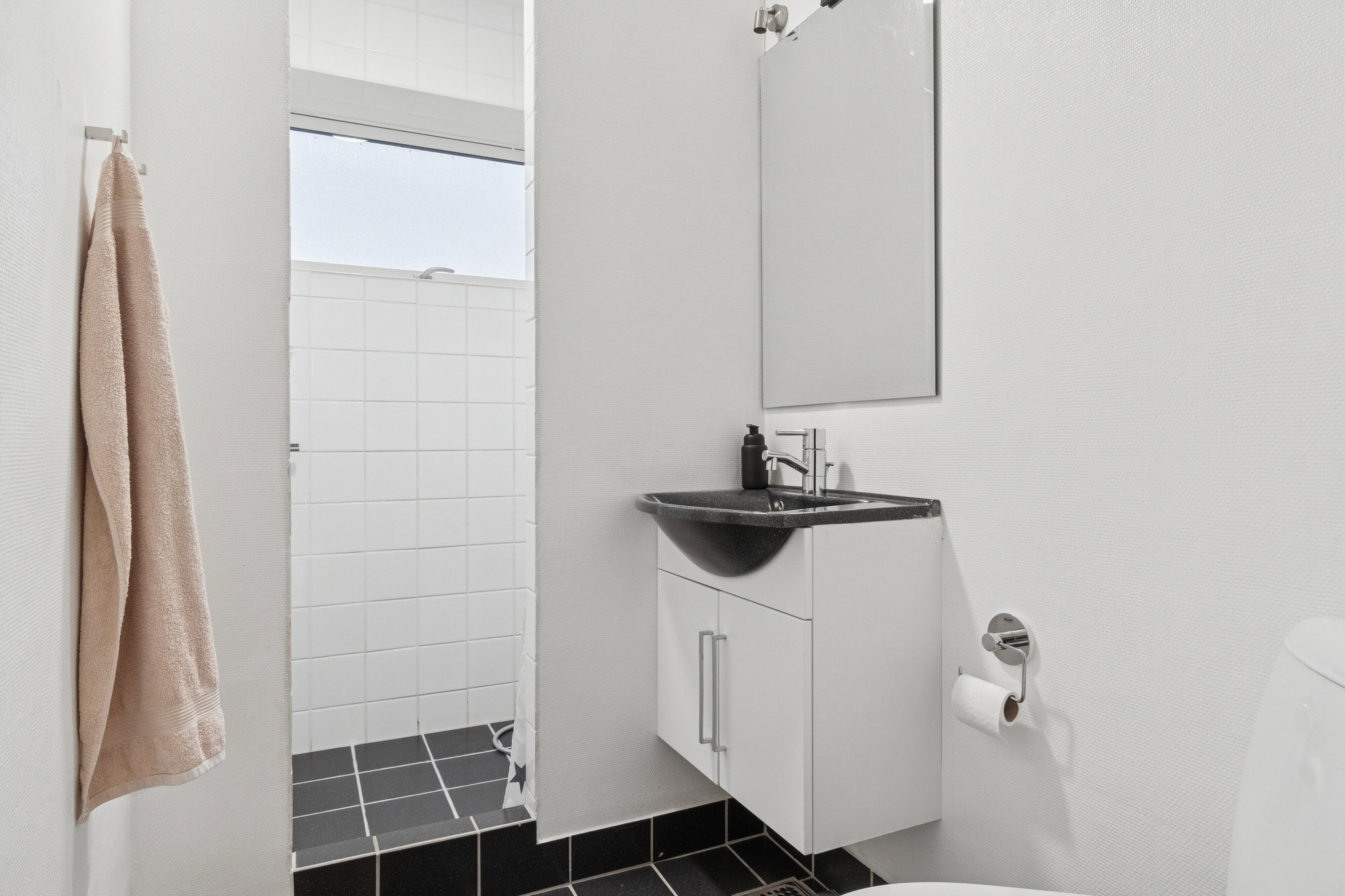 Fremhævet badeværelse billede i fuldskærmstilstand. Billede af Lindevej 10, 4262 Sandved