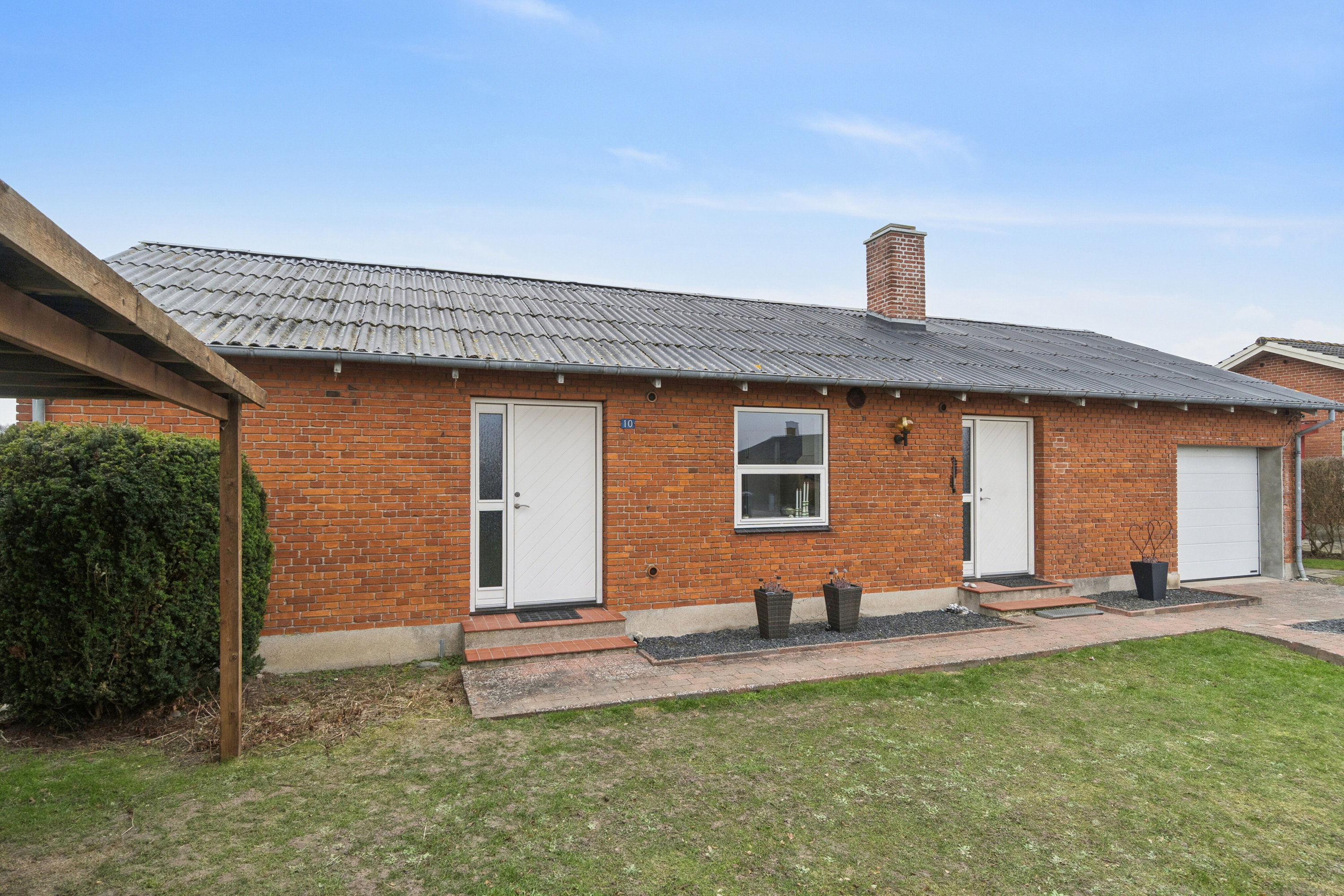 Fremhævet set fra haven billede i fuldskærmstilstand. Billede af Lindevej 10, 4262 Sandved