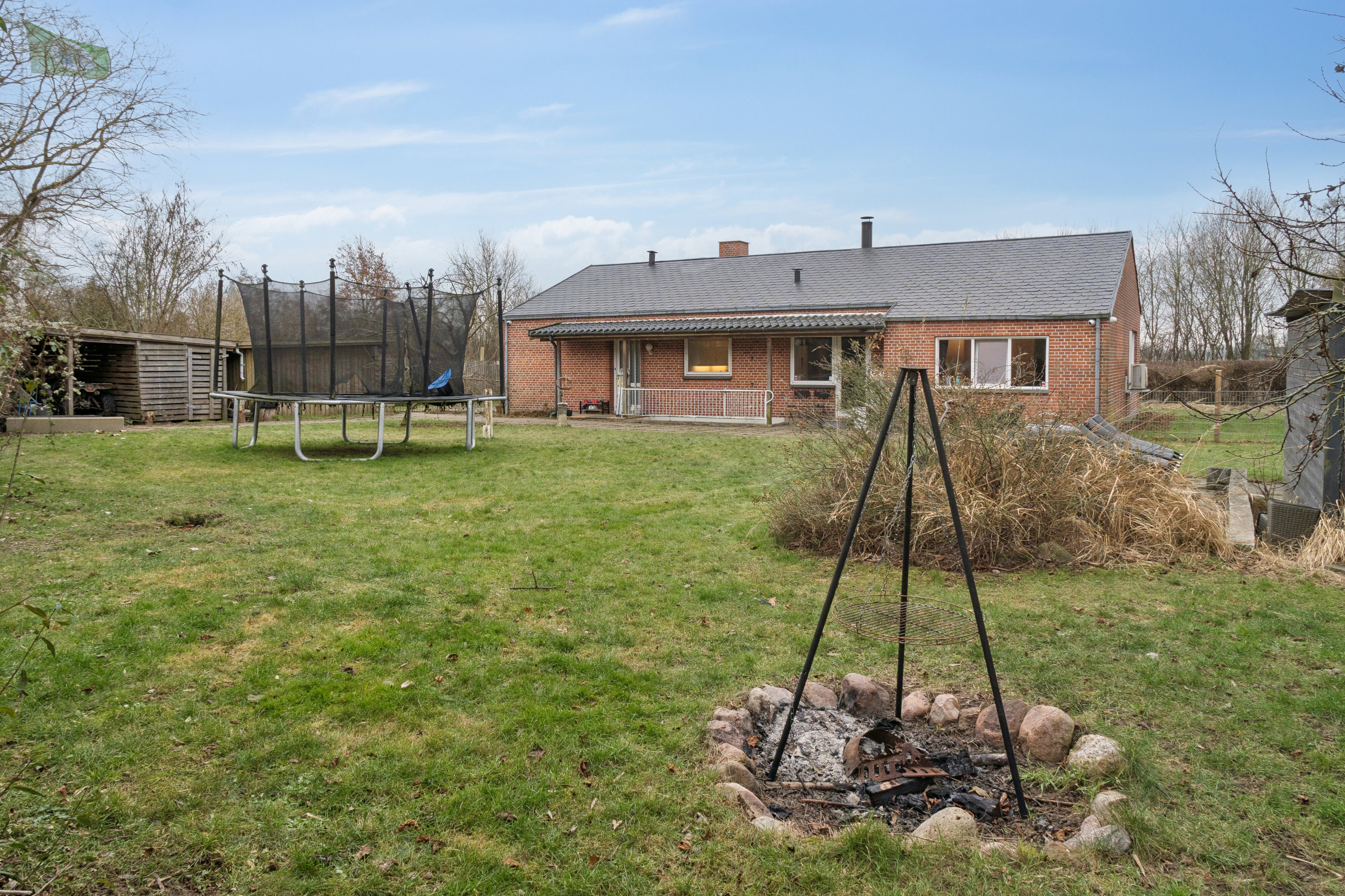 Fremhævet set fra haven billede i fuldskærmstilstand. Billede af Hallelevvej 32, Hallelev, 4200 Slagelse