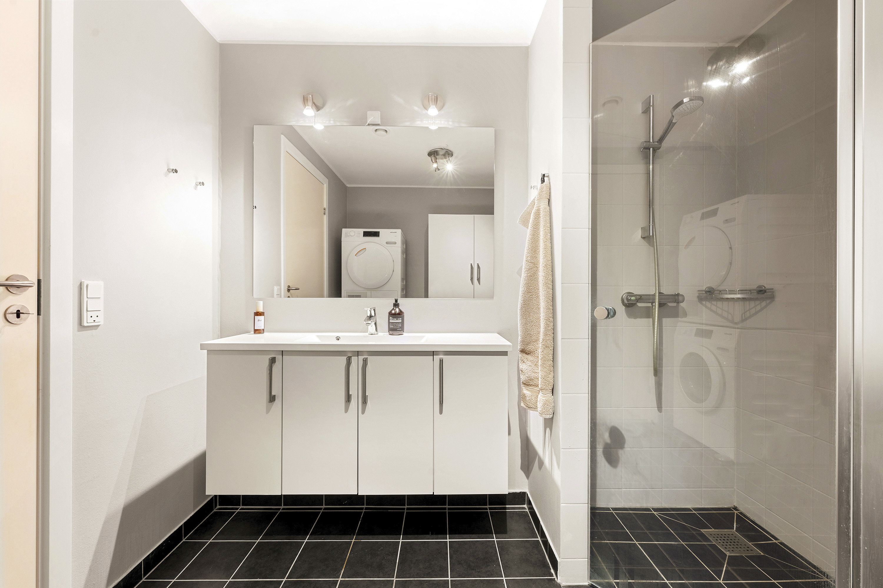 Fremhævet badeværelse billede i fuldskærmstilstand. Billede af Linde Alle 1, 1. 1., 2850 Nærum