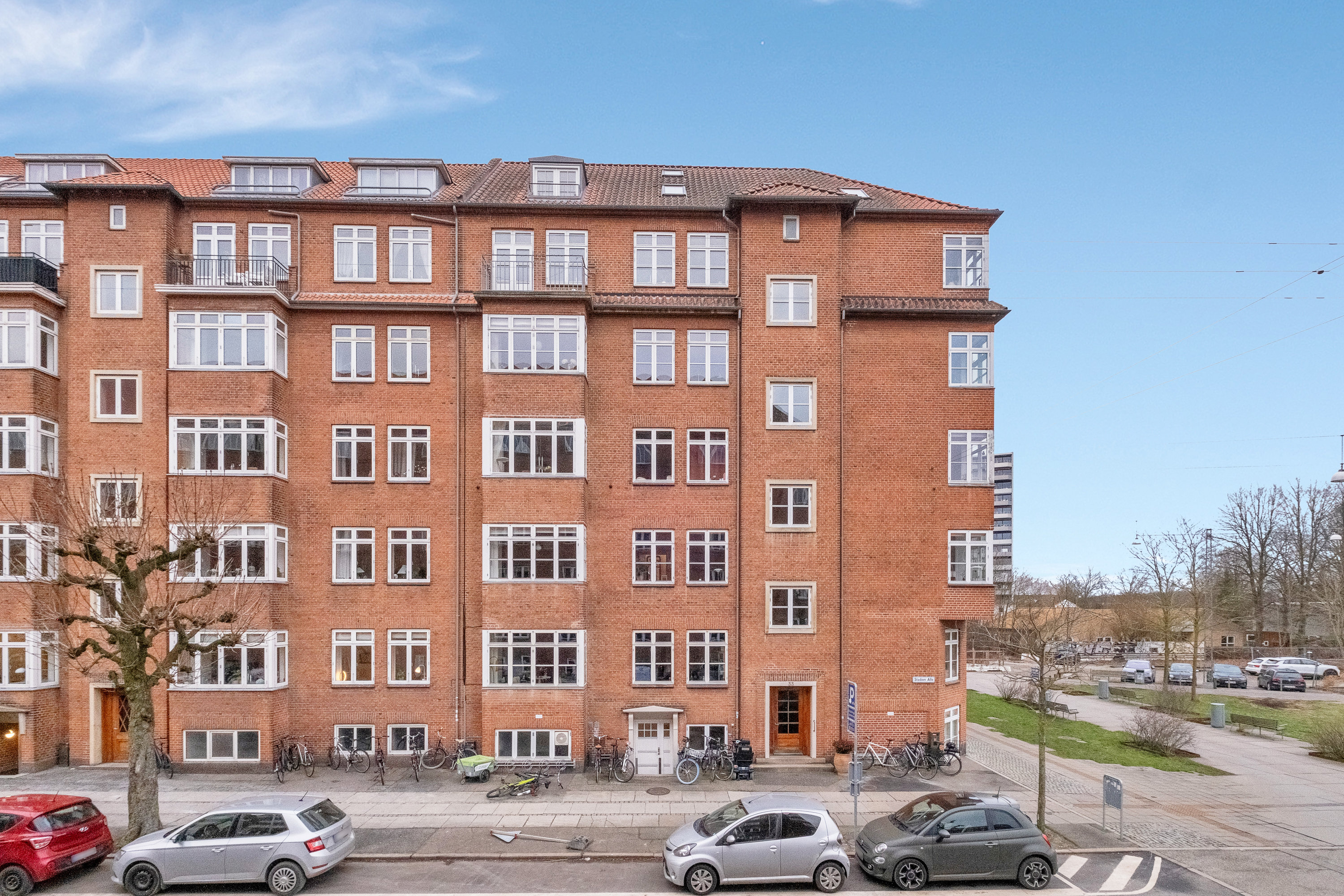 Fremhævet facade billede i fuldskærmstilstand. Billede af Stadion Allé 33, 1. tv., 8000 Aarhus C