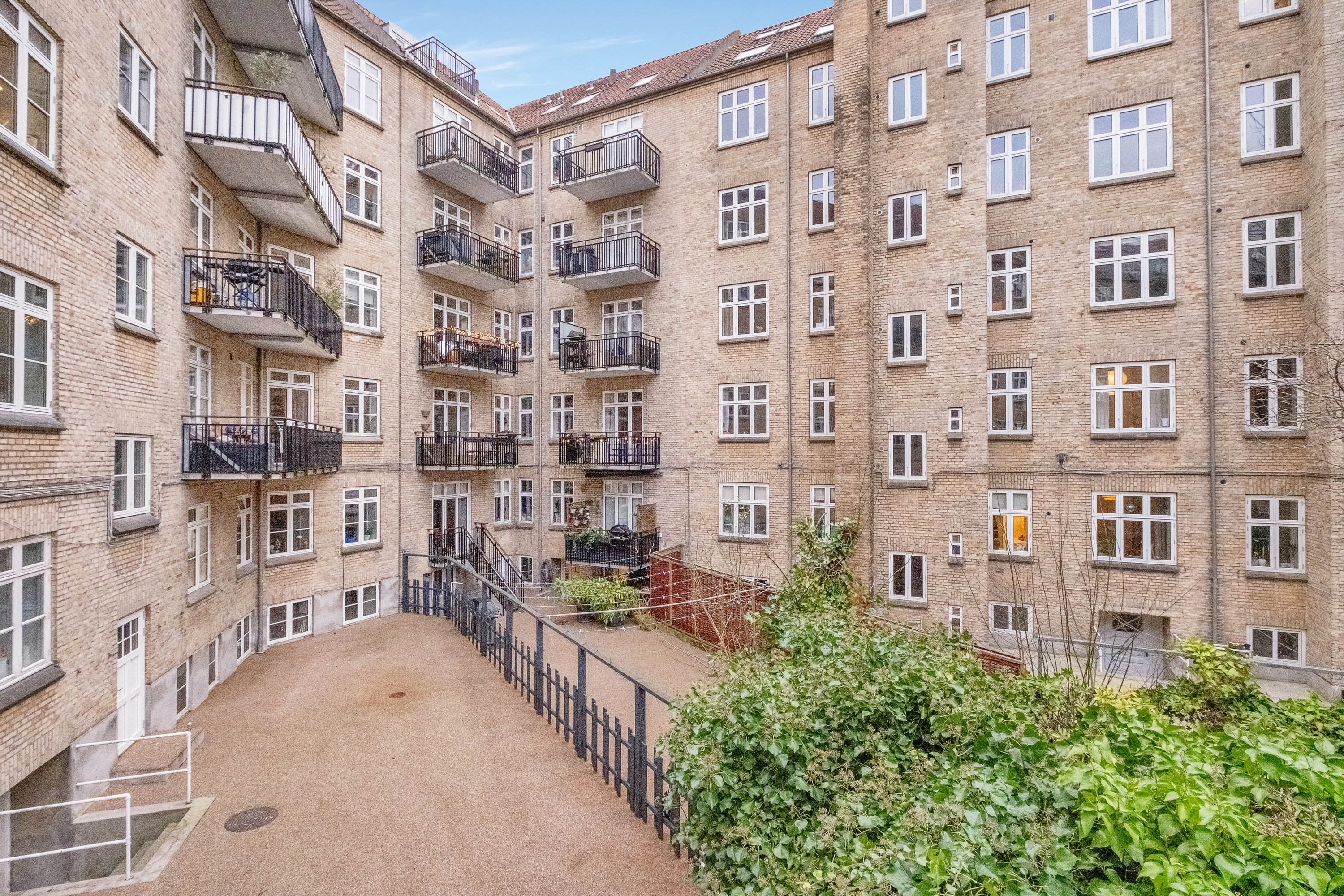 Fremhævet bag facade billede i fuldskærmstilstand. Billede af Stadion Allé 33, 1. tv., 8000 Aarhus C