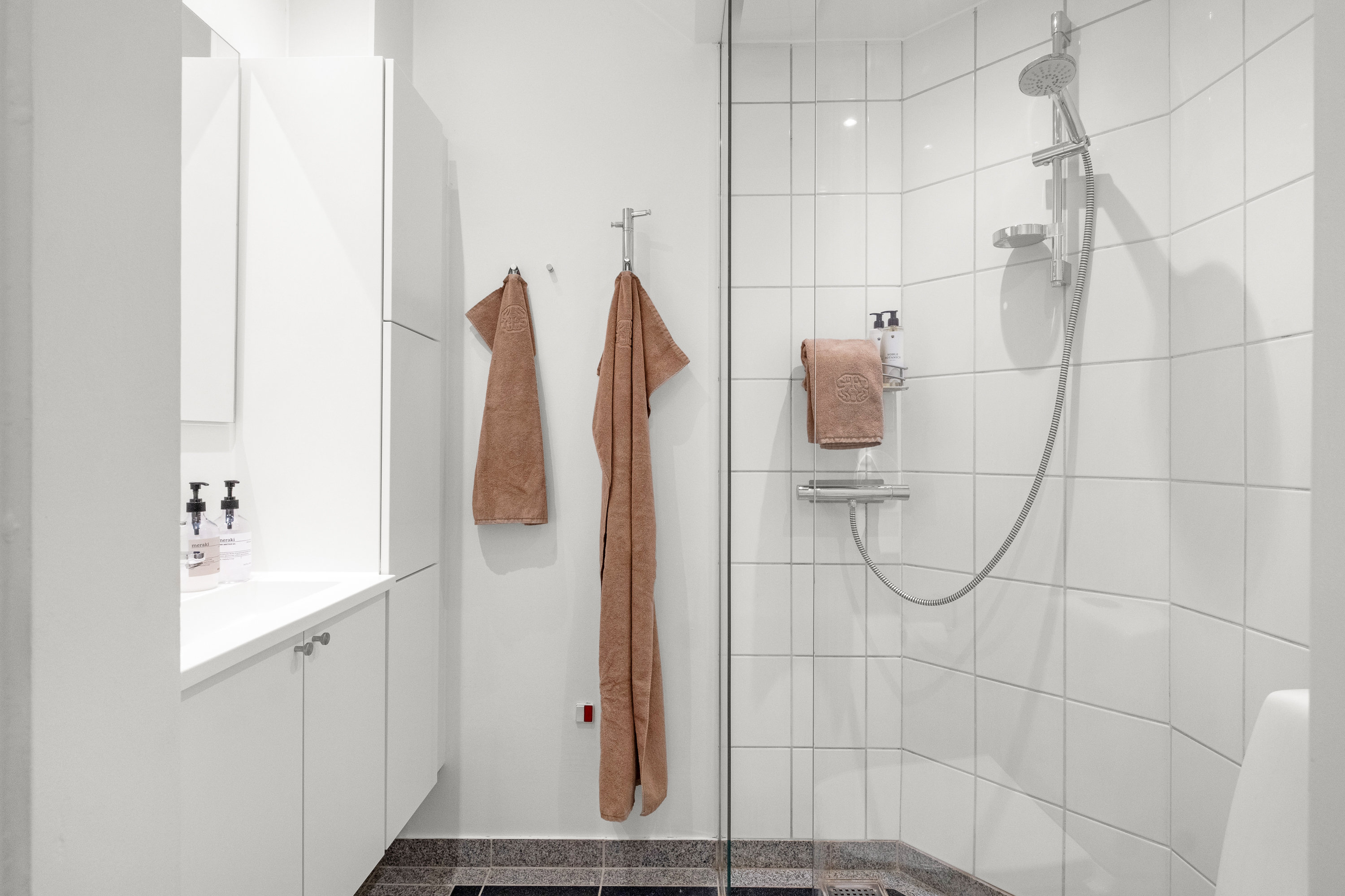 Fremhævet badeværelse billede i fuldskærmstilstand. Billede af Stadion Allé 33, 1. tv., 8000 Aarhus C