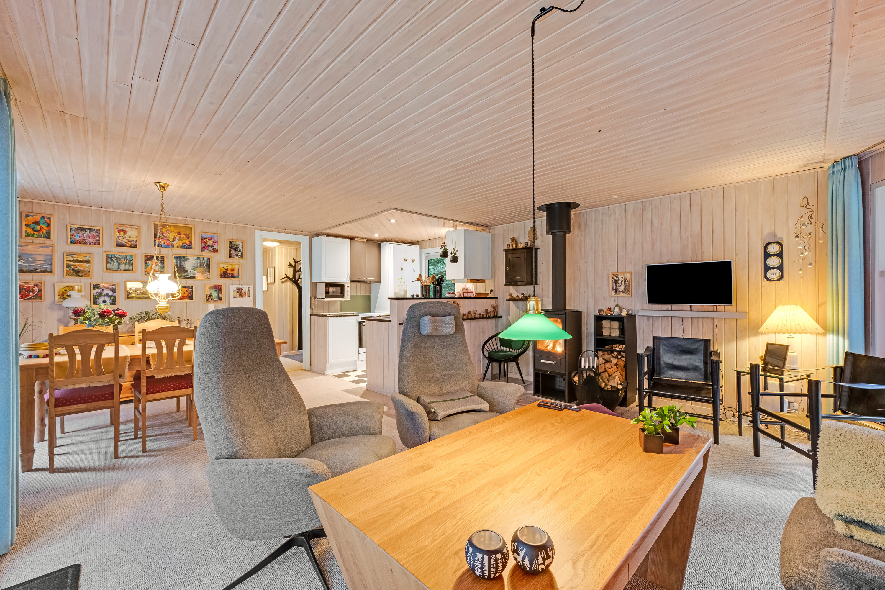 Fremhævet stue billede i fuldskærmstilstand. Billede af Rævekrogen 5, 6893 Hemmet