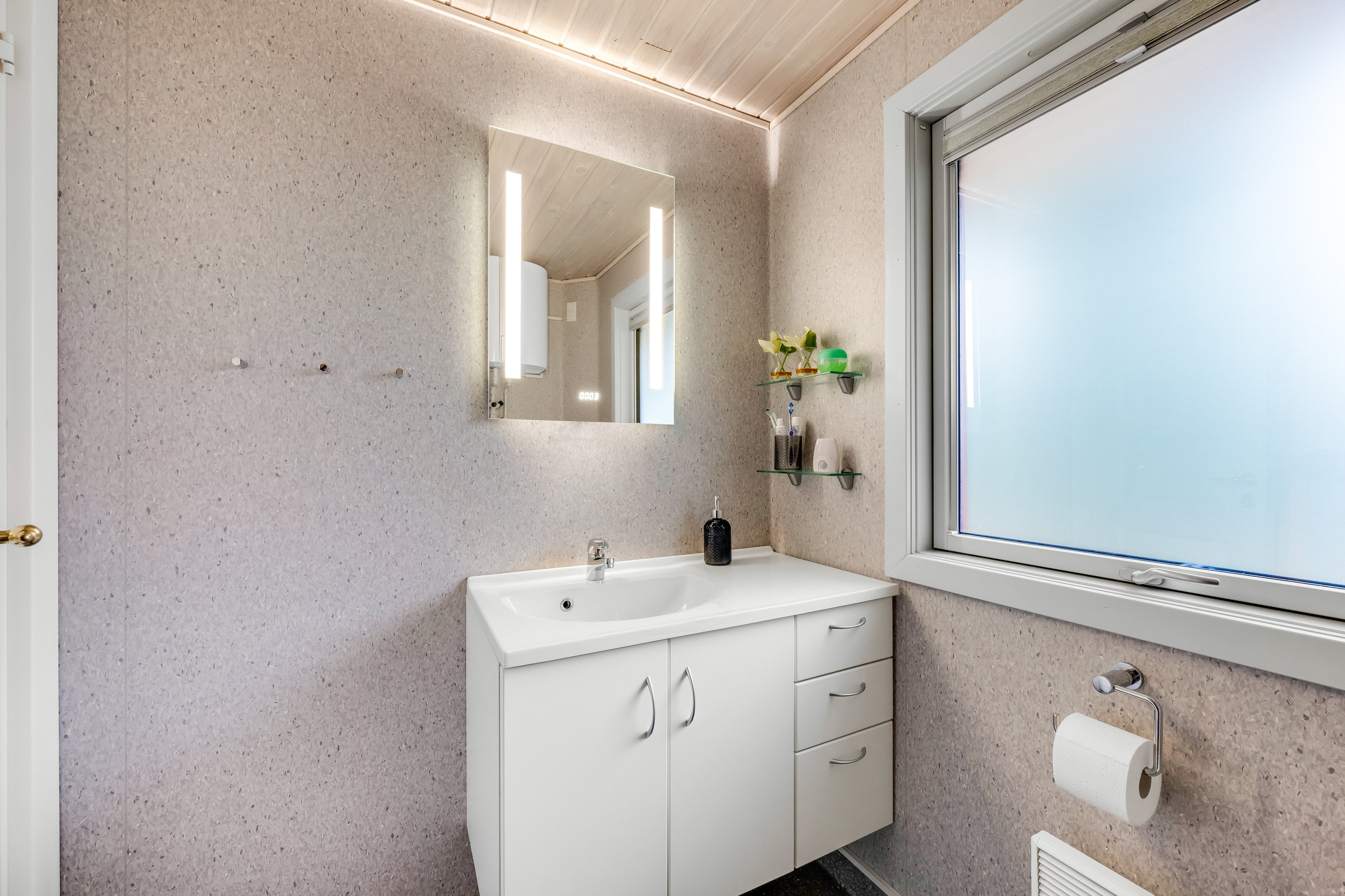 Fremhævet badeværelse billede i fuldskærmstilstand. Billede af Rævekrogen 5, 6893 Hemmet