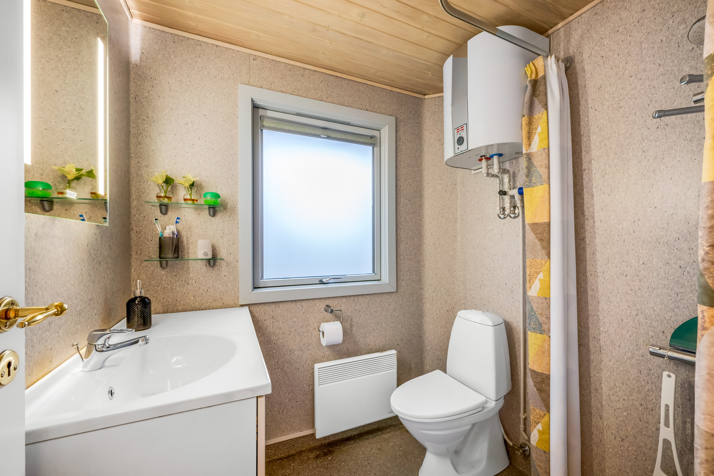 Fremhævet badeværelse billede i fuldskærmstilstand. Billede af Rævekrogen 5, 6893 Hemmet