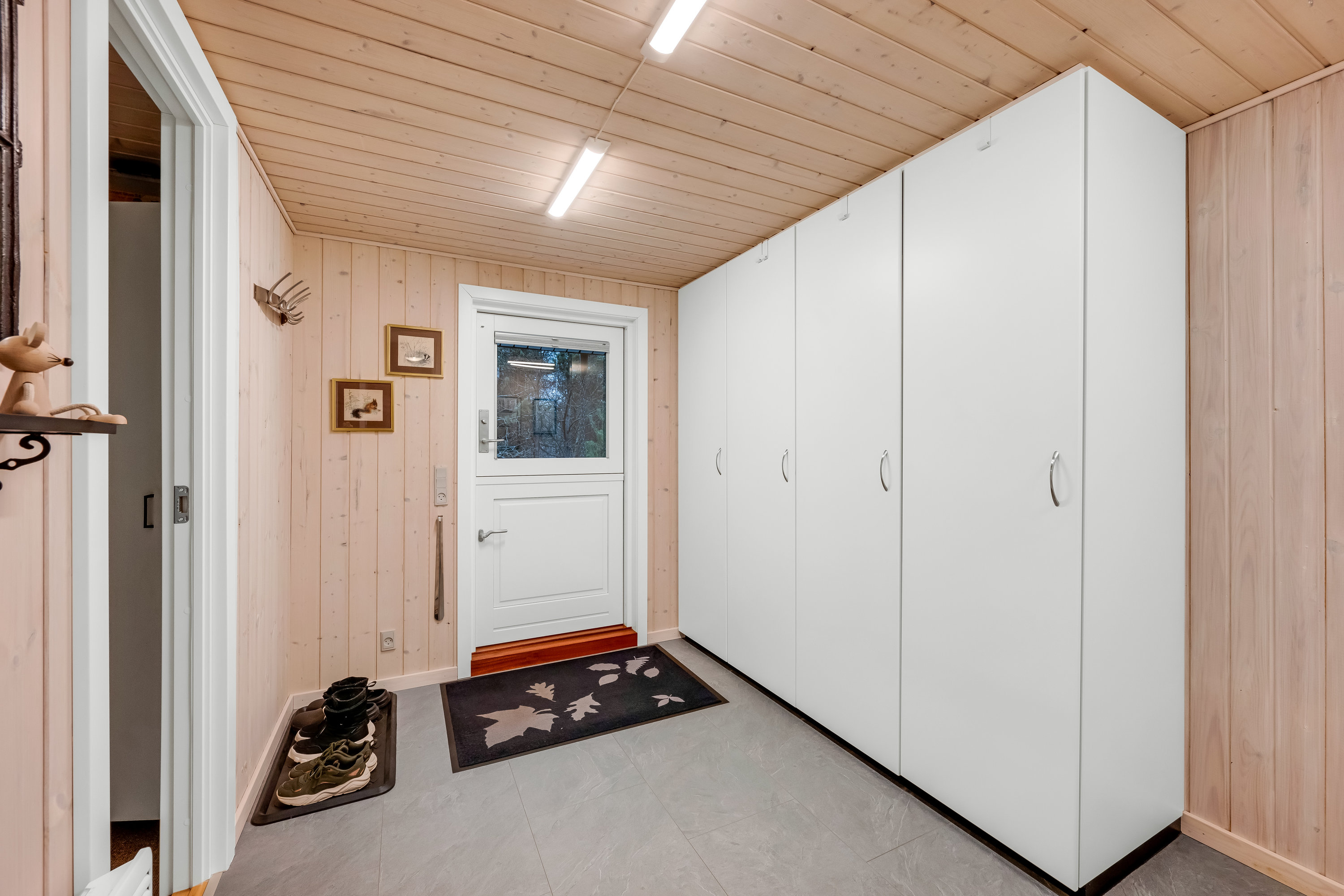 Fremhævet gang billede i fuldskærmstilstand. Billede af Rævekrogen 5, 6893 Hemmet