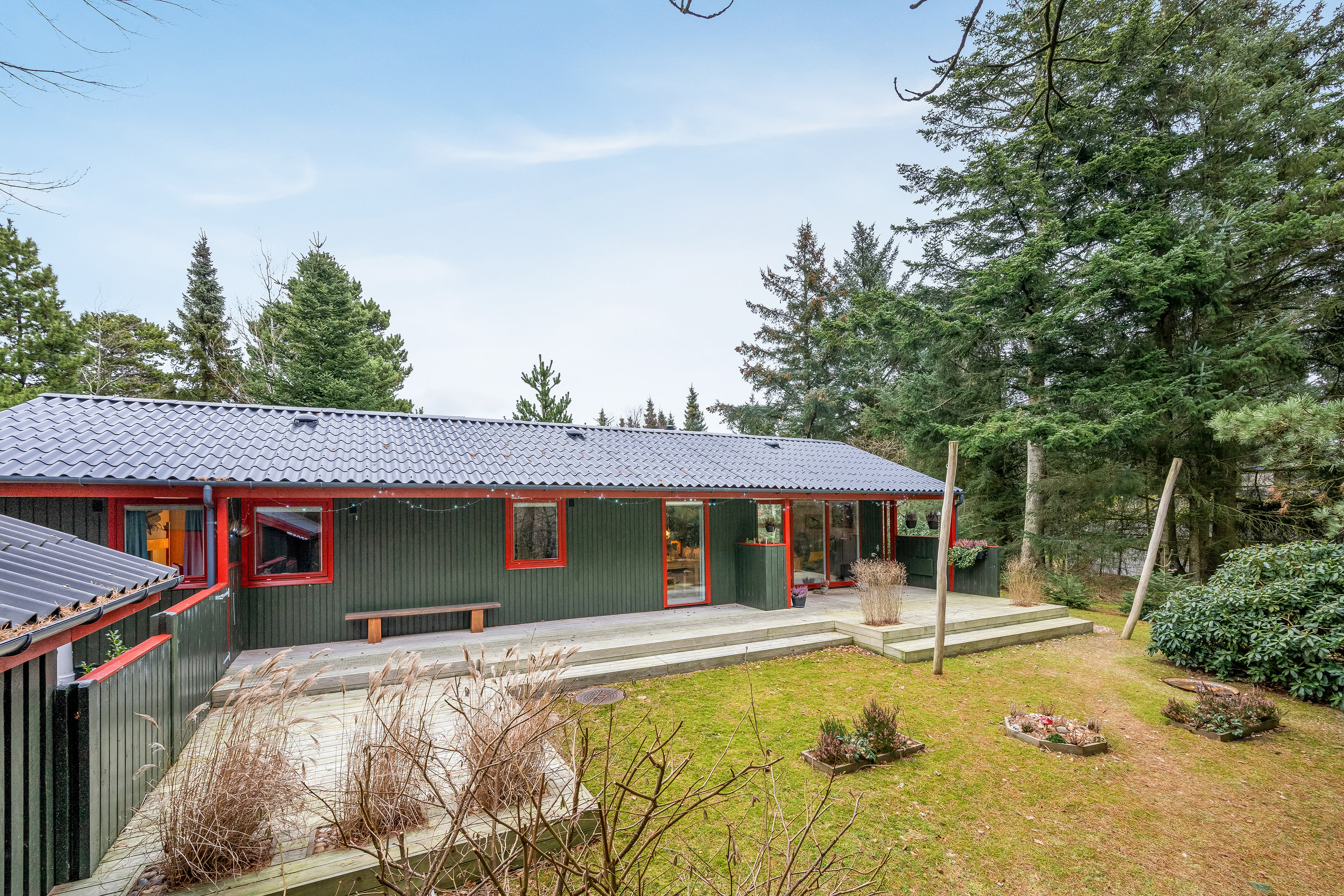 Fremhævet facade billede i fuldskærmstilstand. Billede af Rævekrogen 5, 6893 Hemmet