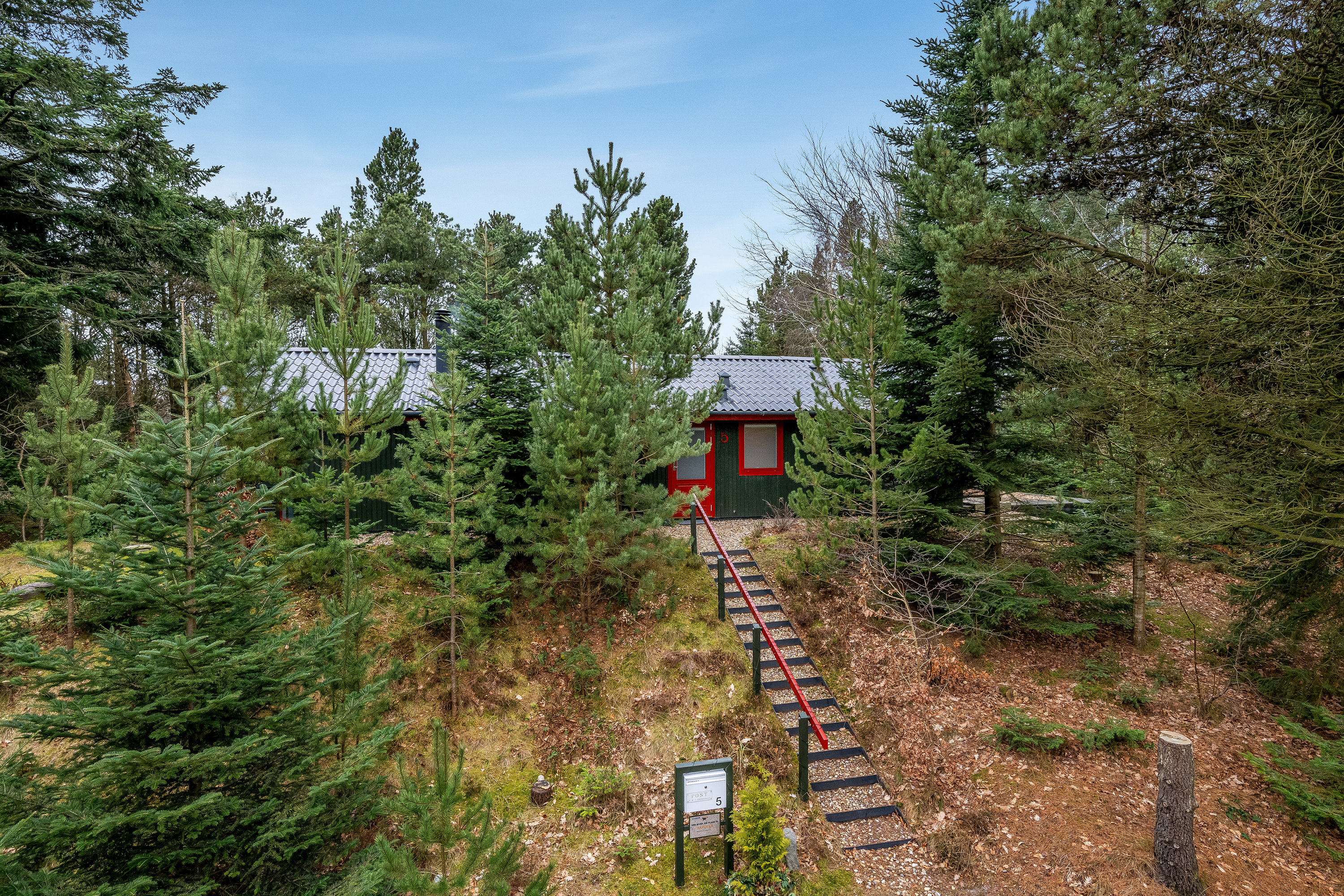 Fremhævet facade billede i fuldskærmstilstand. Billede af Rævekrogen 5, 6893 Hemmet