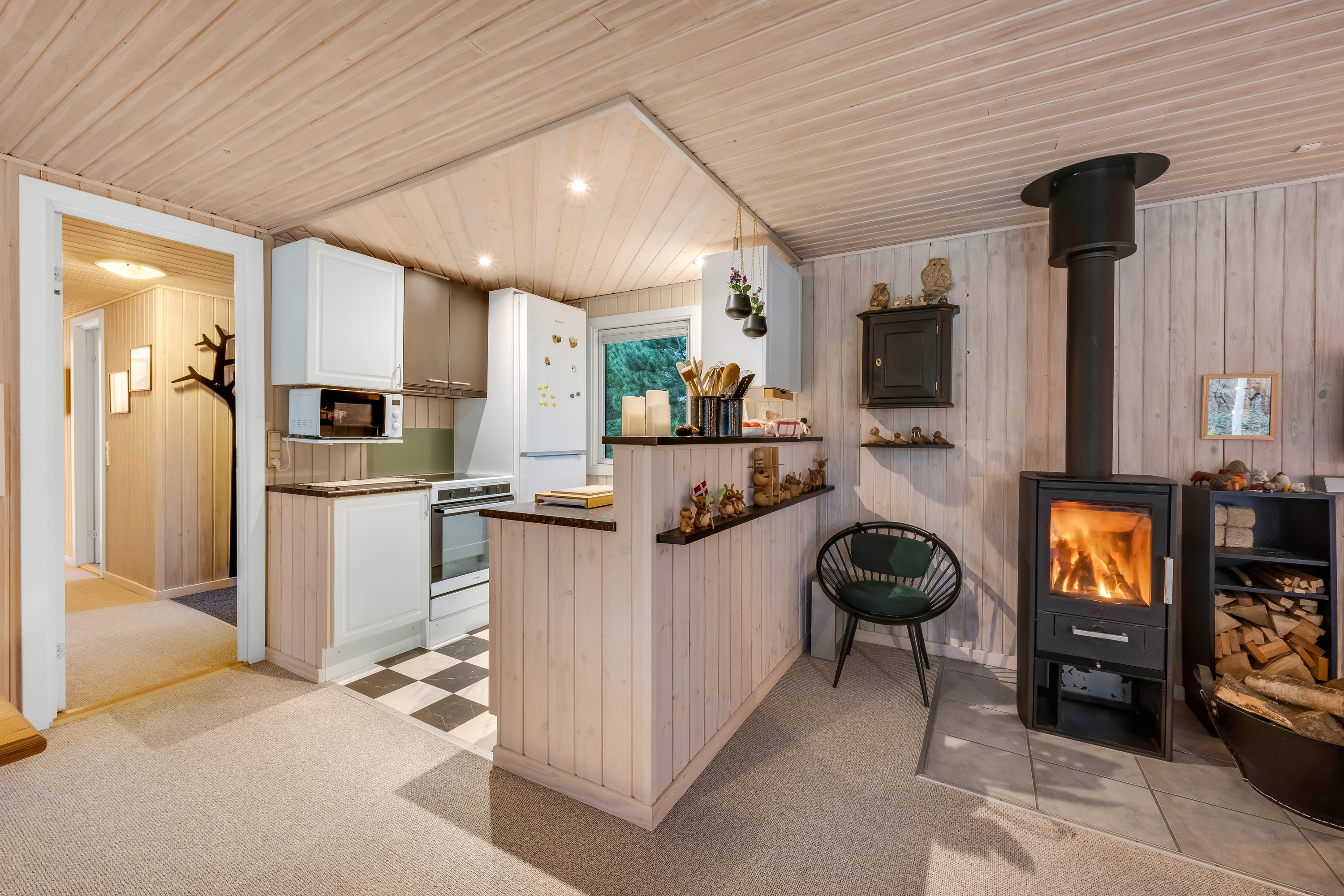 Fremhævet køkken/stue billede i fuldskærmstilstand. Billede af Rævekrogen 5, 6893 Hemmet