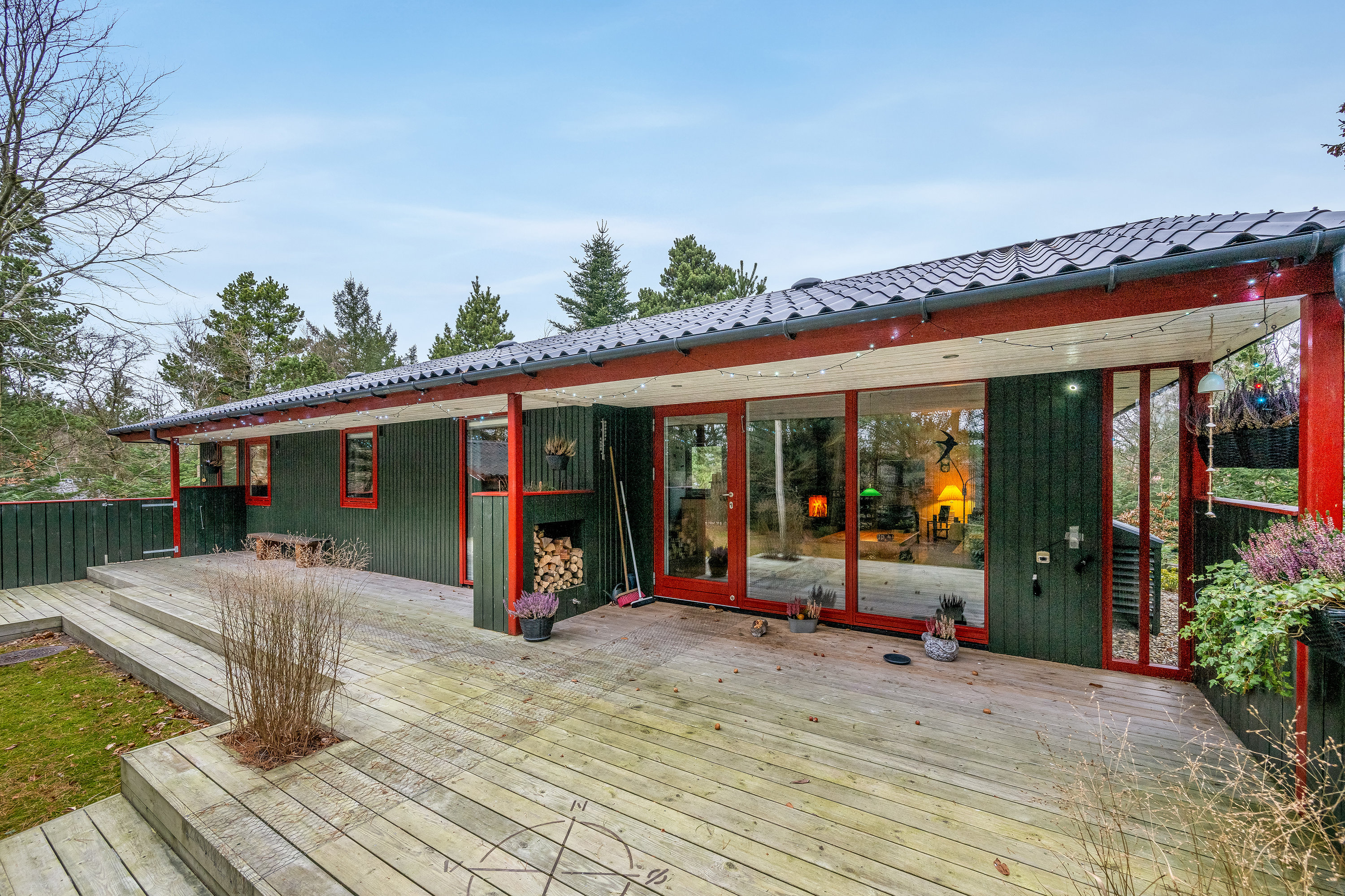 Fremhævet facade billede i fuldskærmstilstand. Billede af Rævekrogen 5, 6893 Hemmet