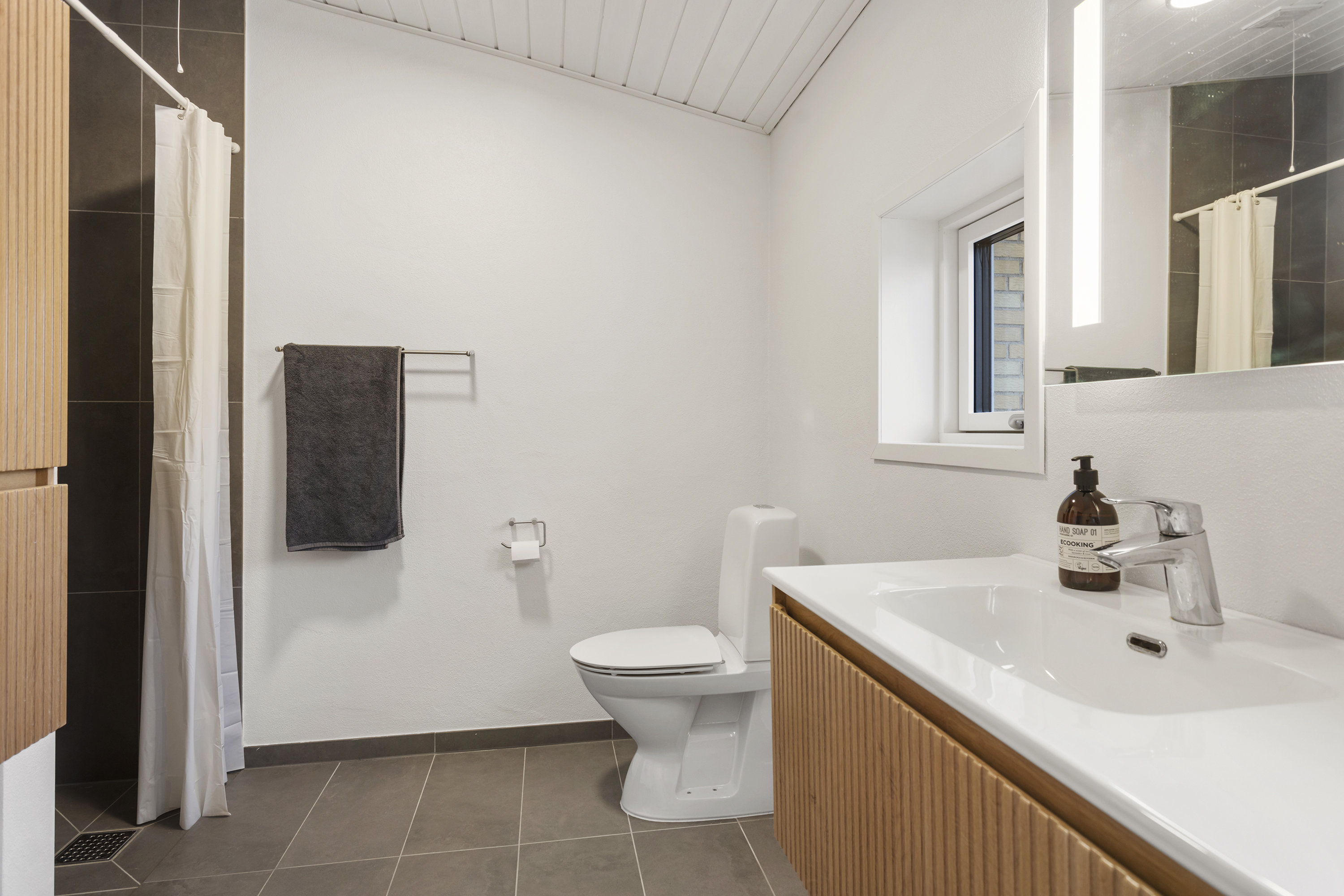 Fremhævet badeværelse billede i fuldskærmstilstand. Billede af Sneppevej 3B, 9900 Frederikshavn