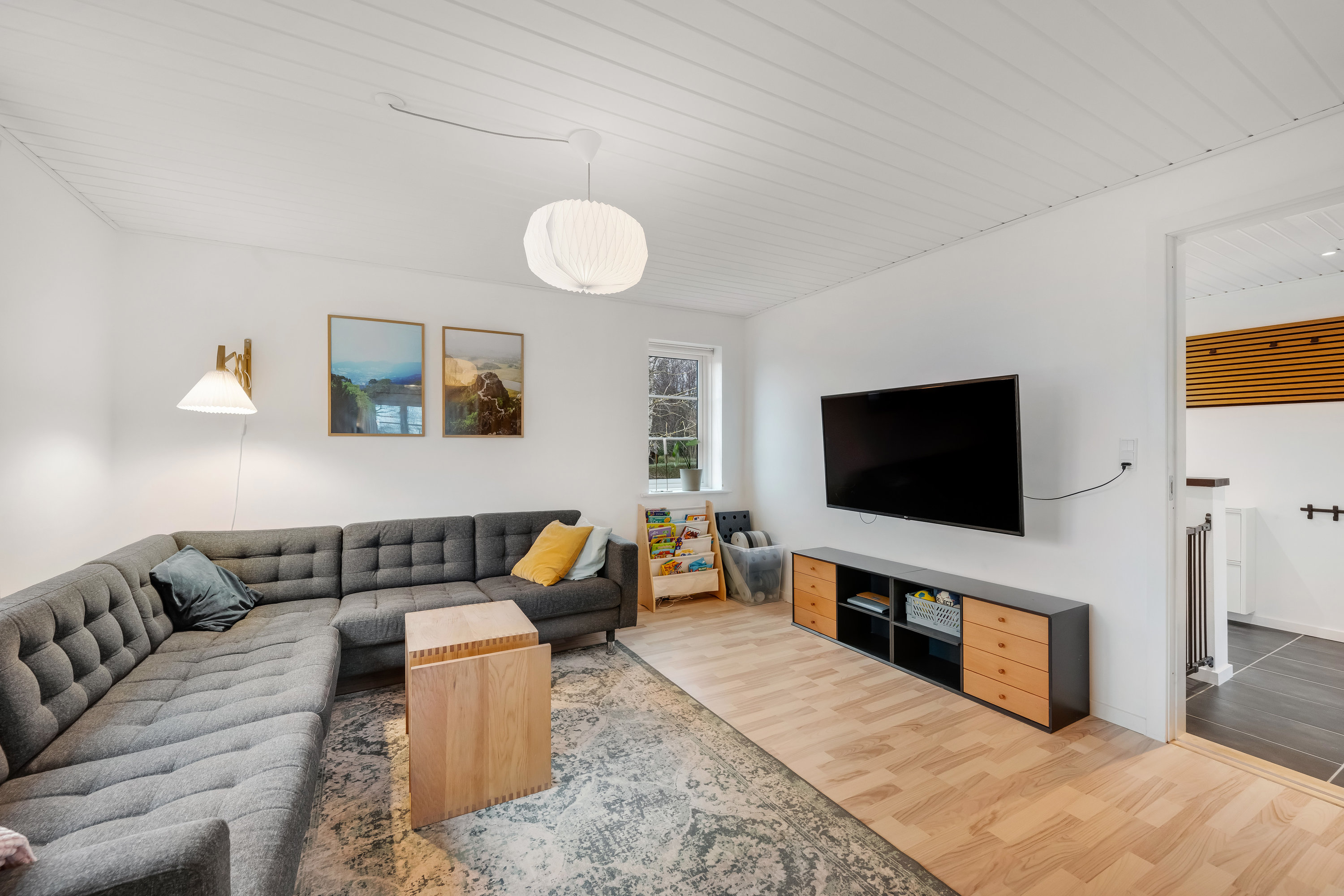 Fremhævet stue billede i fuldskærmstilstand. Billede af Lindevej 3, 6880 Tarm