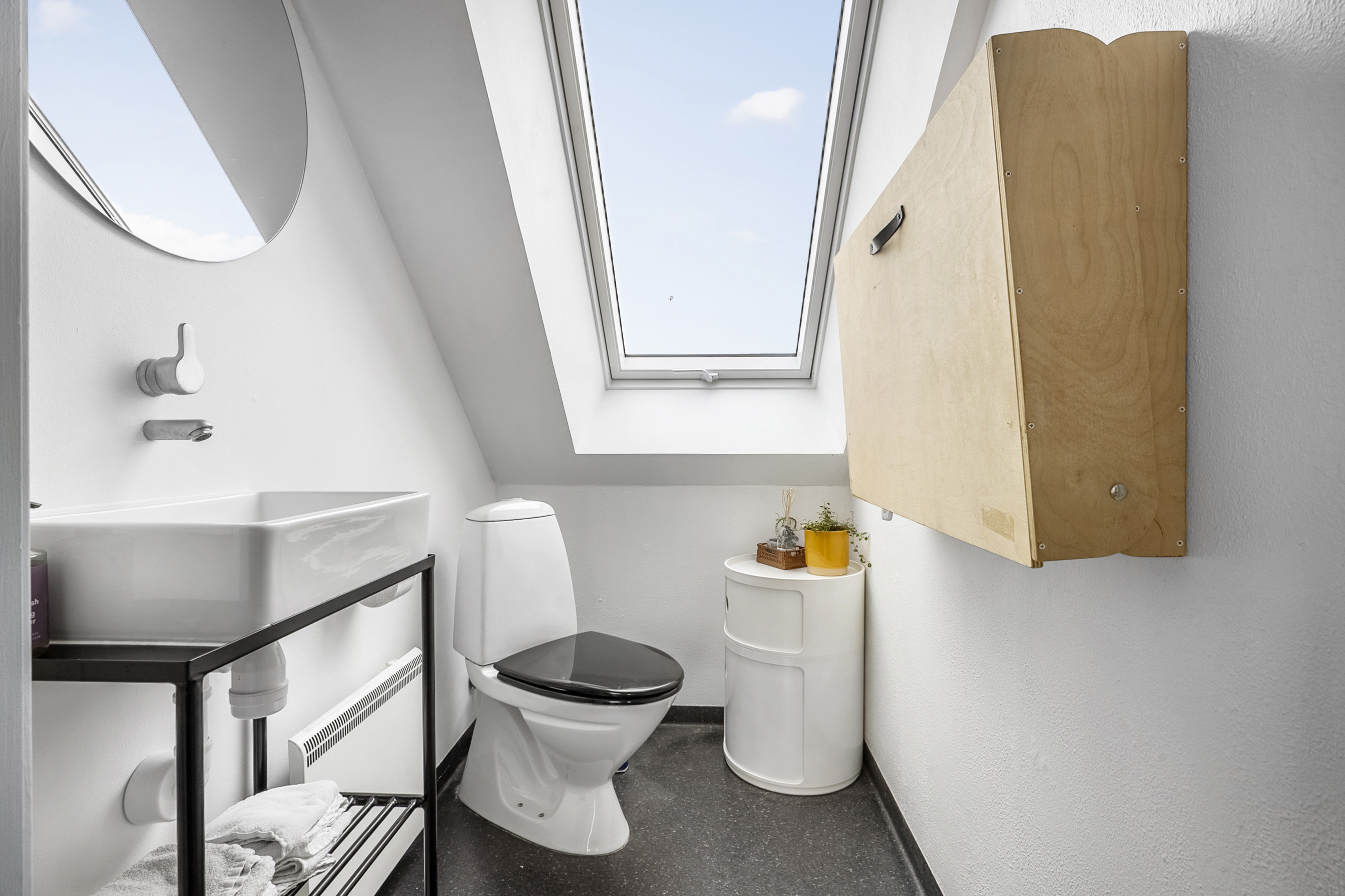 Fremhævet toilet billede i fuldskærmstilstand. Billede af Skolegade 2A, Hou, 8300 Odder