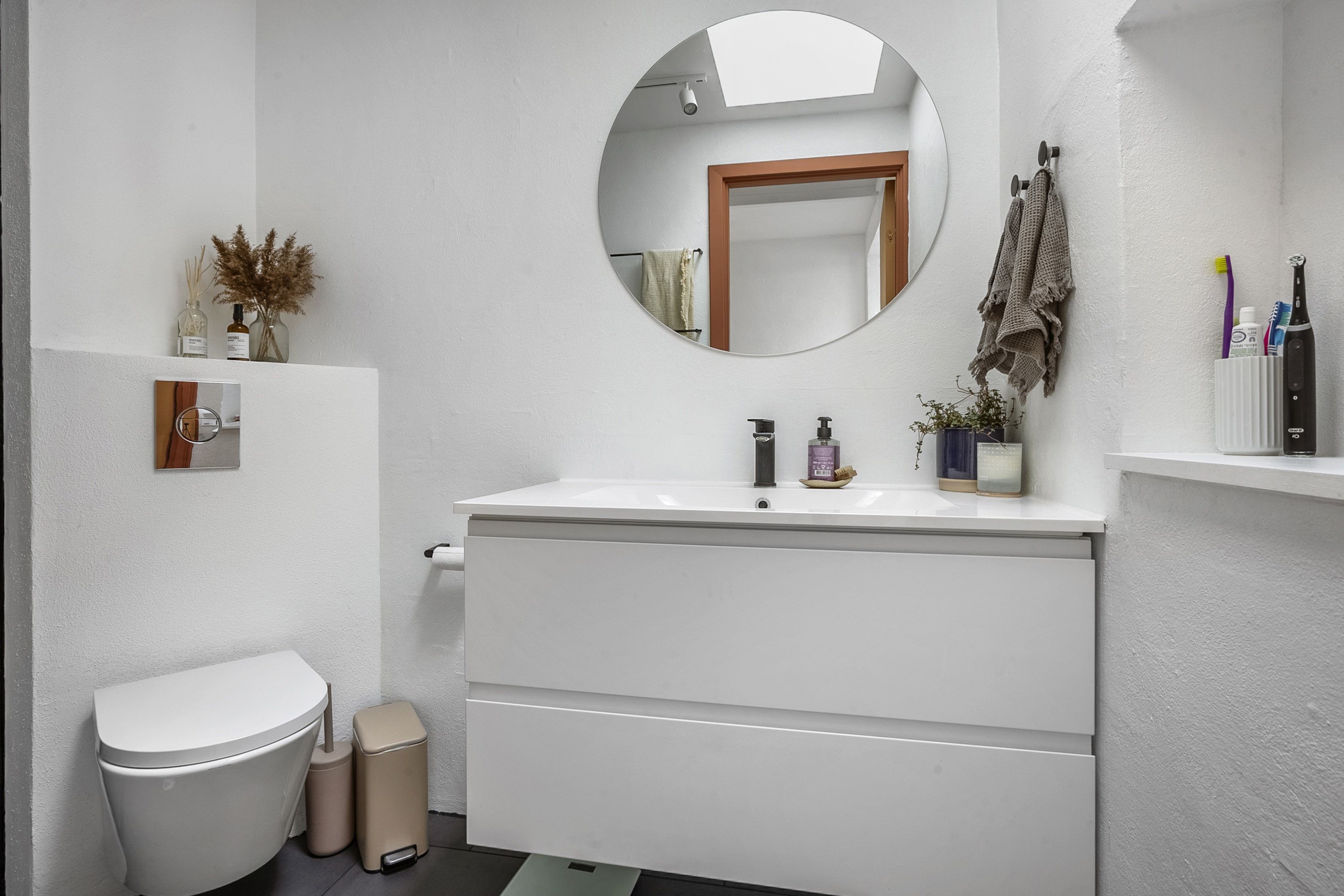 Fremhævet toilet billede i fuldskærmstilstand. Billede af Skolegade 2A, Hou, 8300 Odder