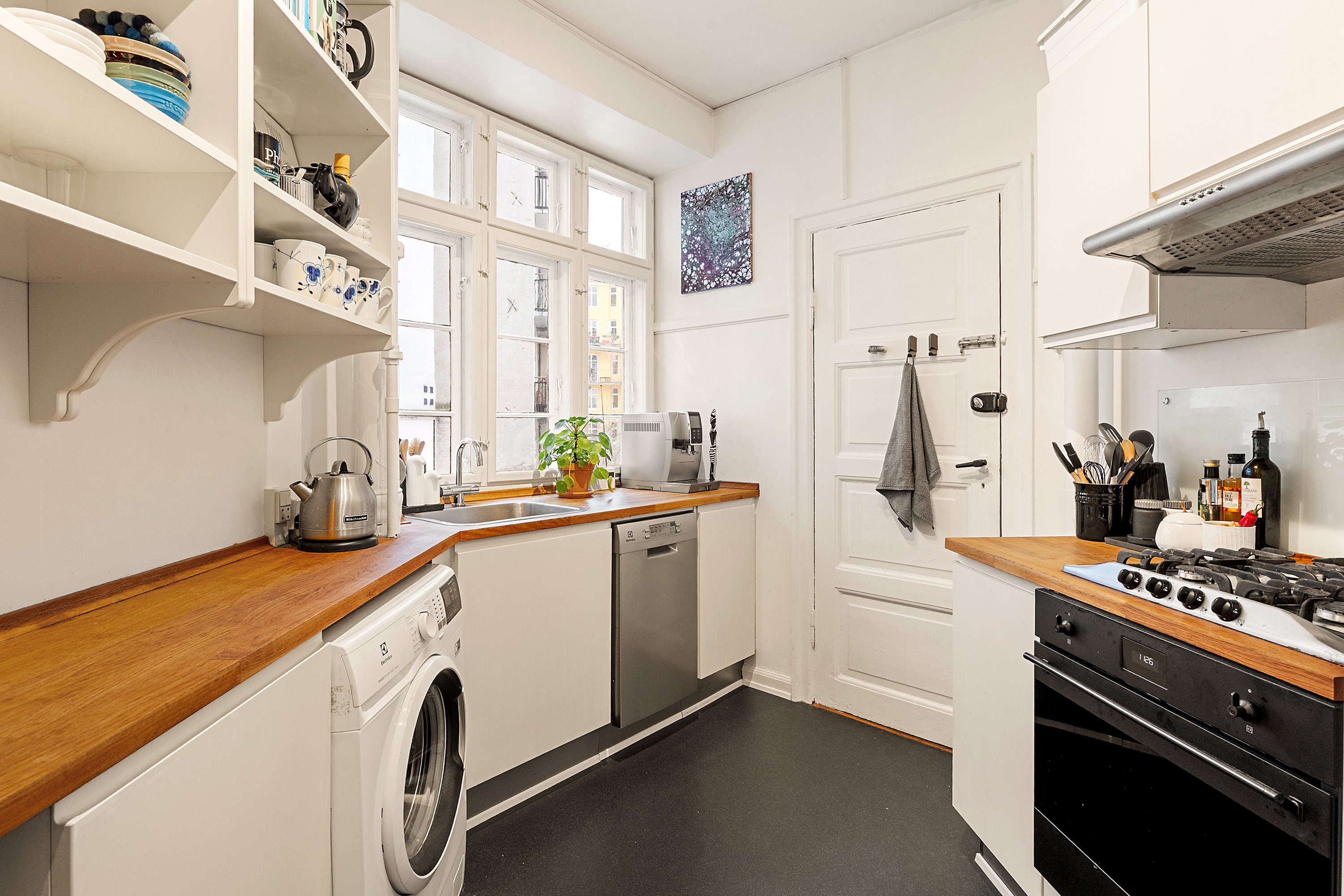 Fremhævet køkken billede i fuldskærmstilstand. Billede af Christianshavns Voldgade 17, 1. tv., 1424 København K