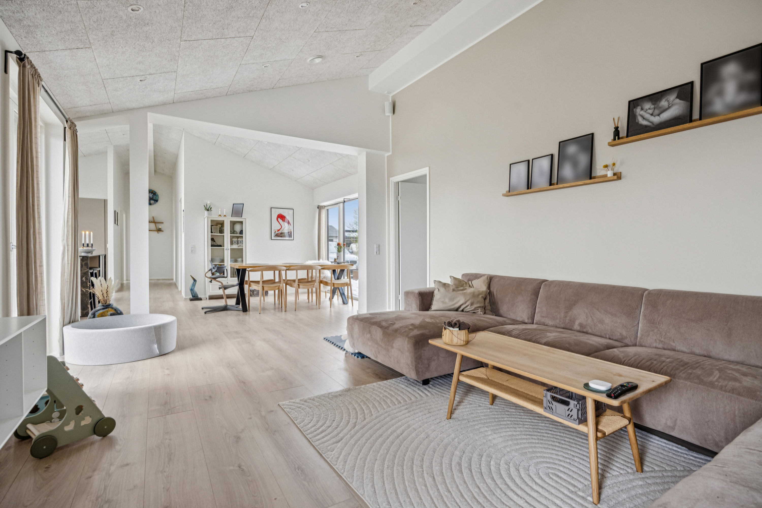 Fremhævet stue billede i fuldskærmstilstand. Billede af Skovstjernevej 6, 9310 Vodskov