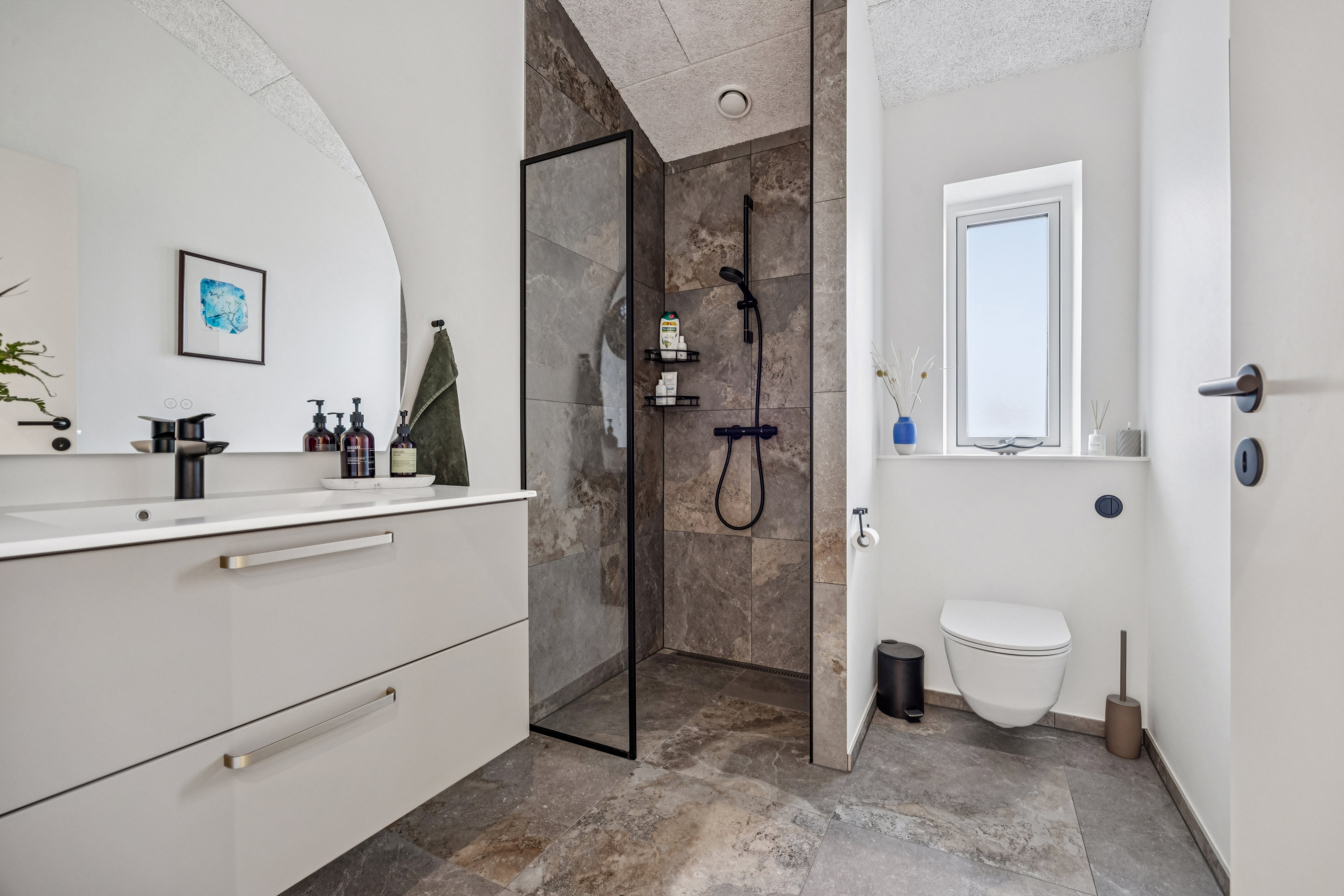 Fremhævet badeværelse billede i fuldskærmstilstand. Billede af Skovstjernevej 6, 9310 Vodskov