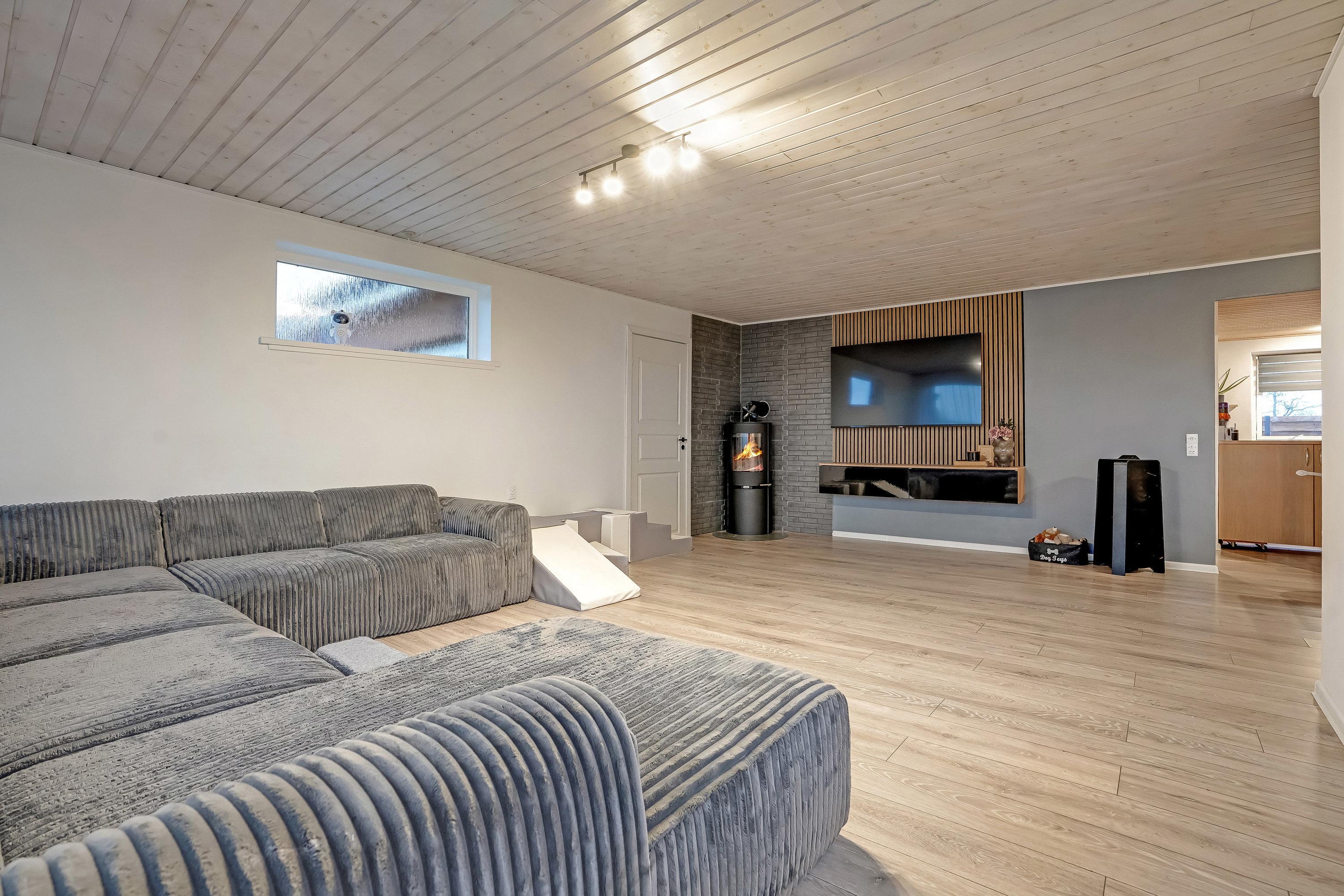 Fremhævet stue billede i fuldskærmstilstand. Billede af Ildvedvej 11, Ildved, 7300 Jelling