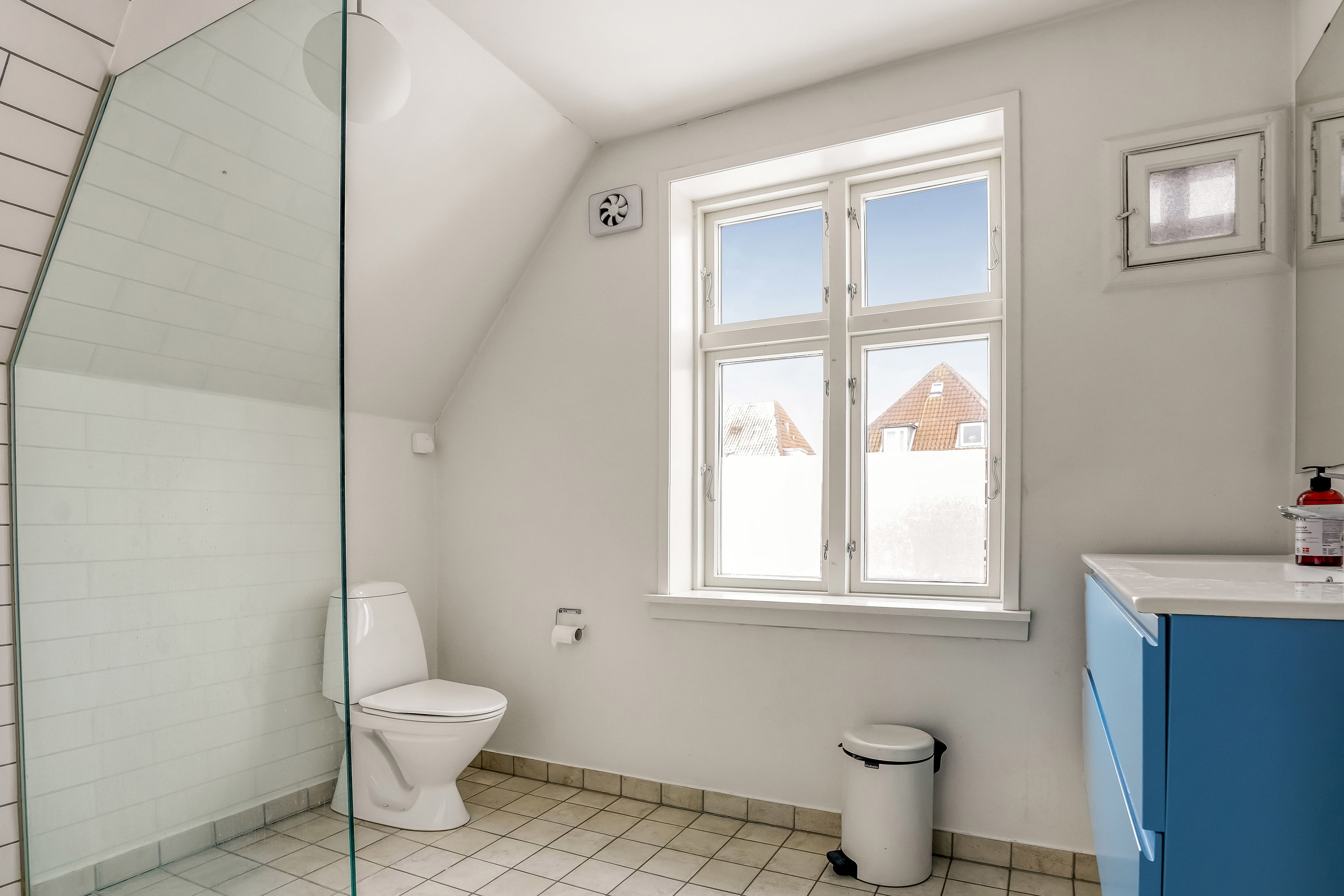 Fremhævet toilet billede i fuldskærmstilstand. Billede af Tesdorpfsvej 39, 5000 Odense C