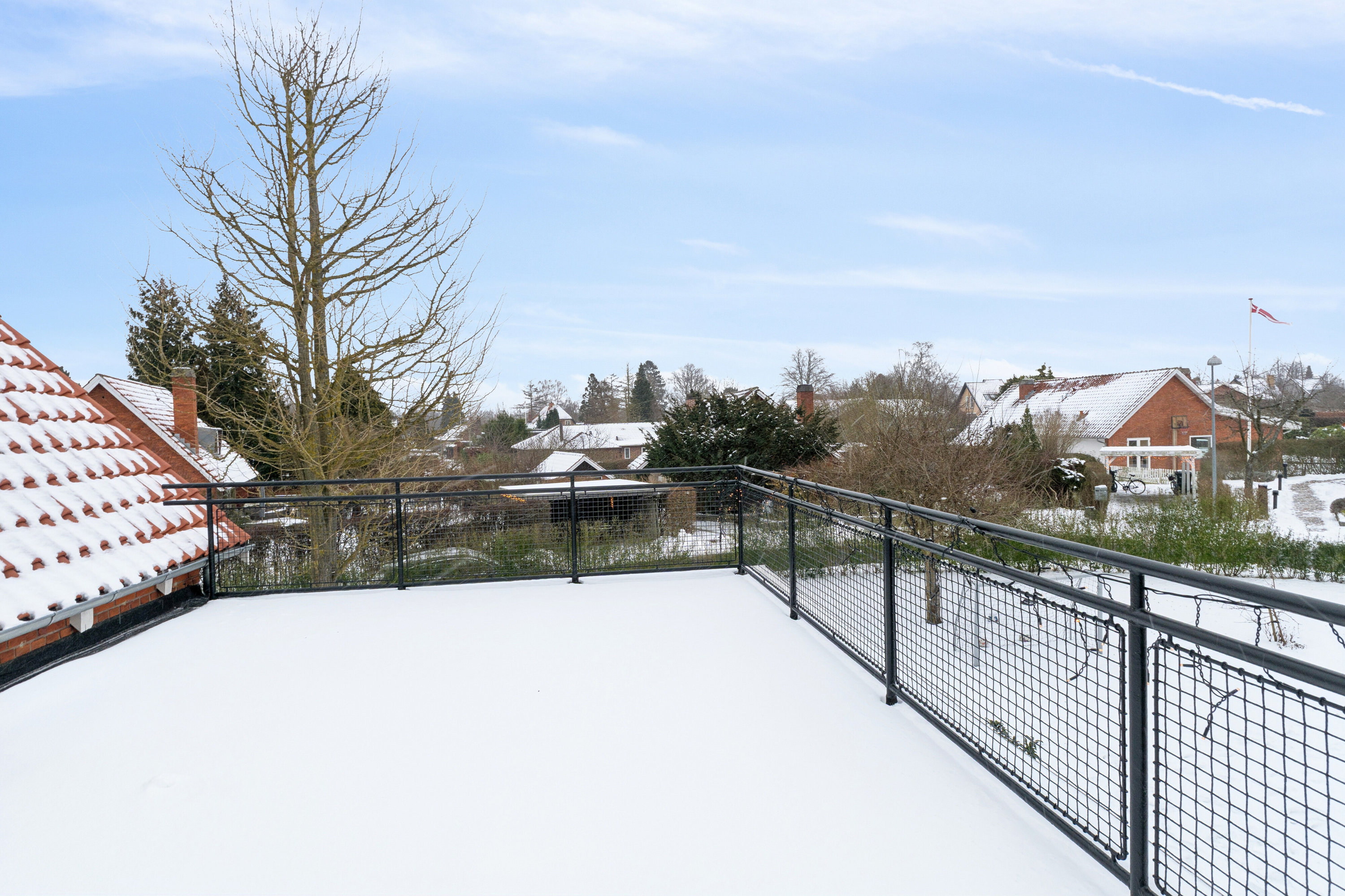 Fremhævet tagterrasse billede i fuldskærmstilstand. Billede af Floradalen 12, 2830 Virum