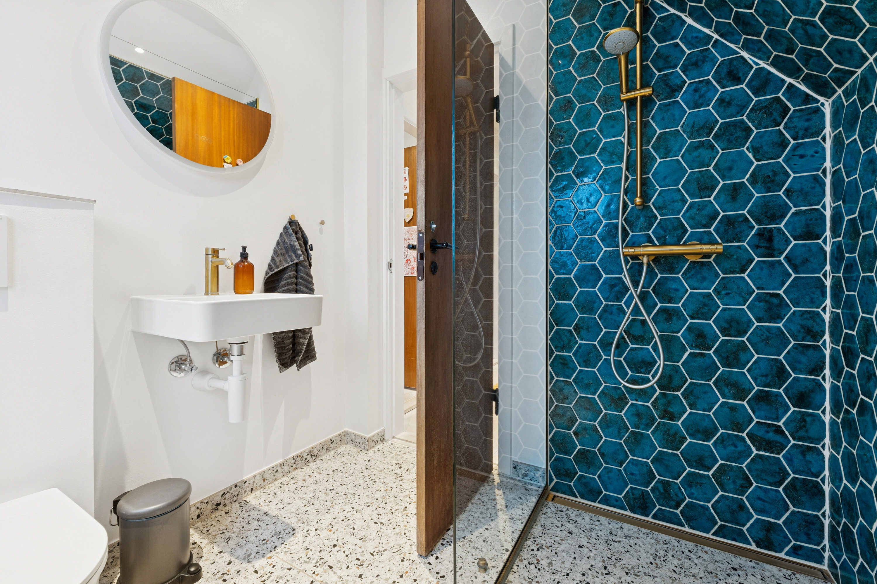 Fremhævet badeværelse billede i fuldskærmstilstand. Billede af Floradalen 12, 2830 Virum