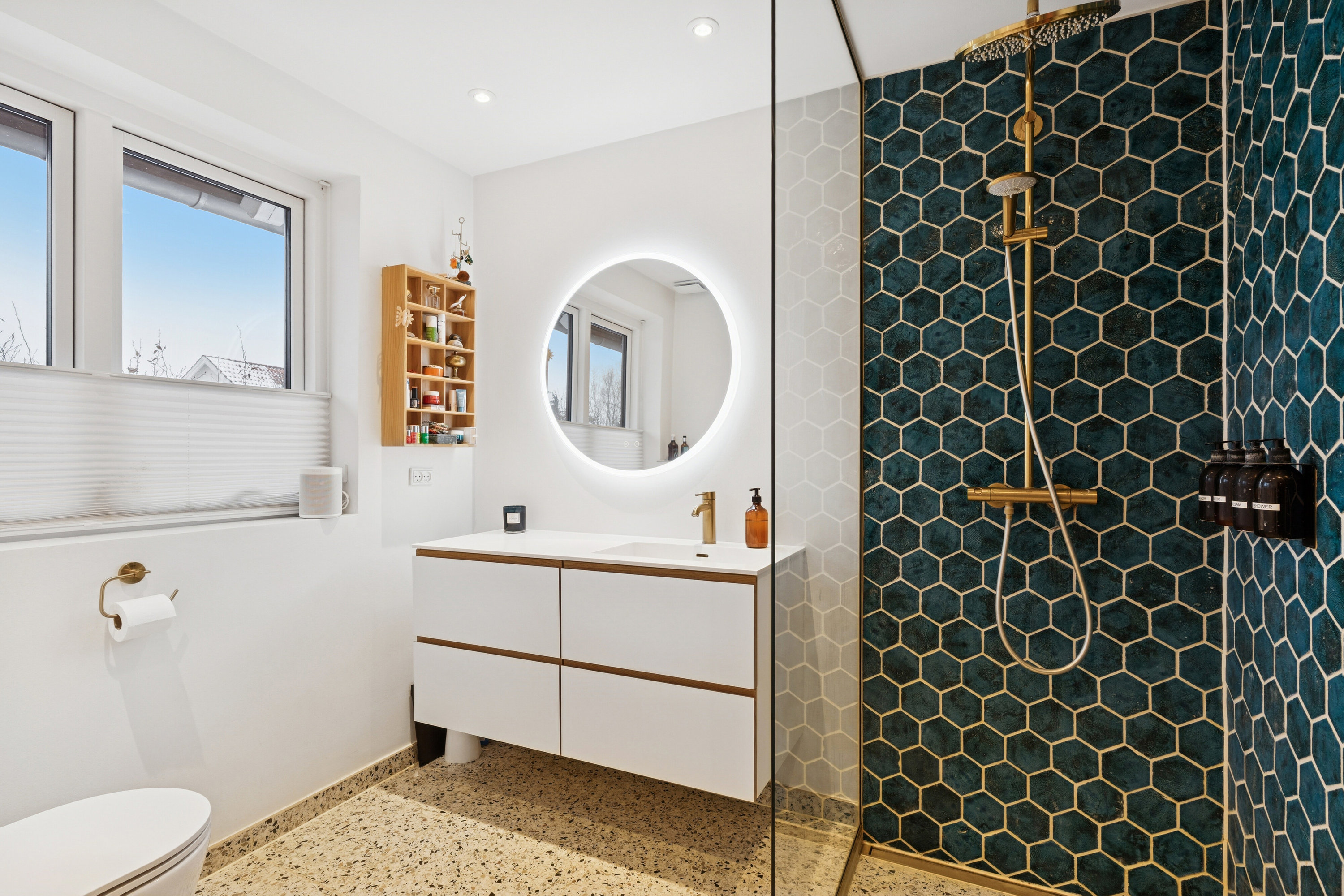 Fremhævet badeværelse billede i fuldskærmstilstand. Billede af Floradalen 12, 2830 Virum