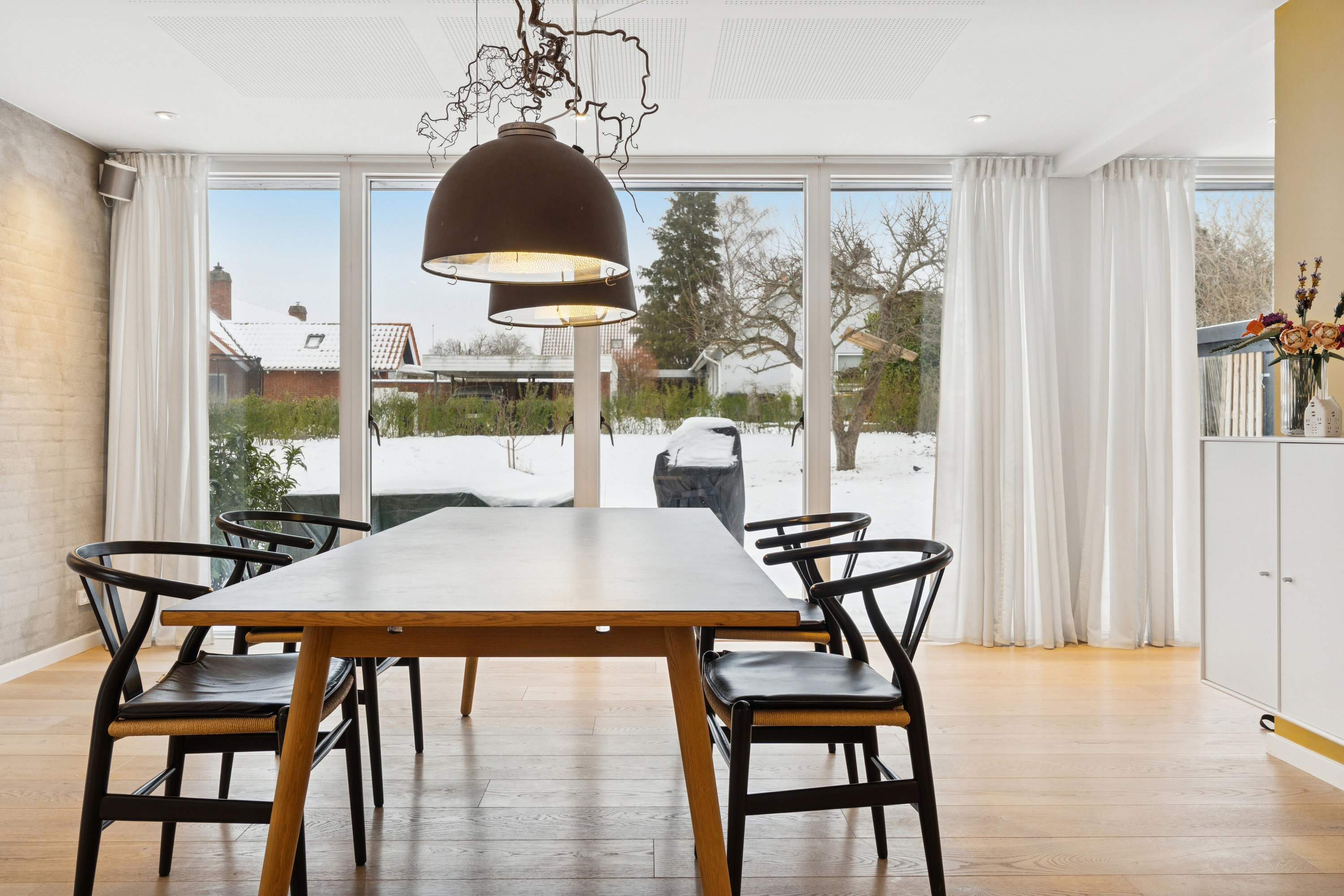 Fremhævet spisestue billede i fuldskærmstilstand. Billede af Floradalen 12, 2830 Virum