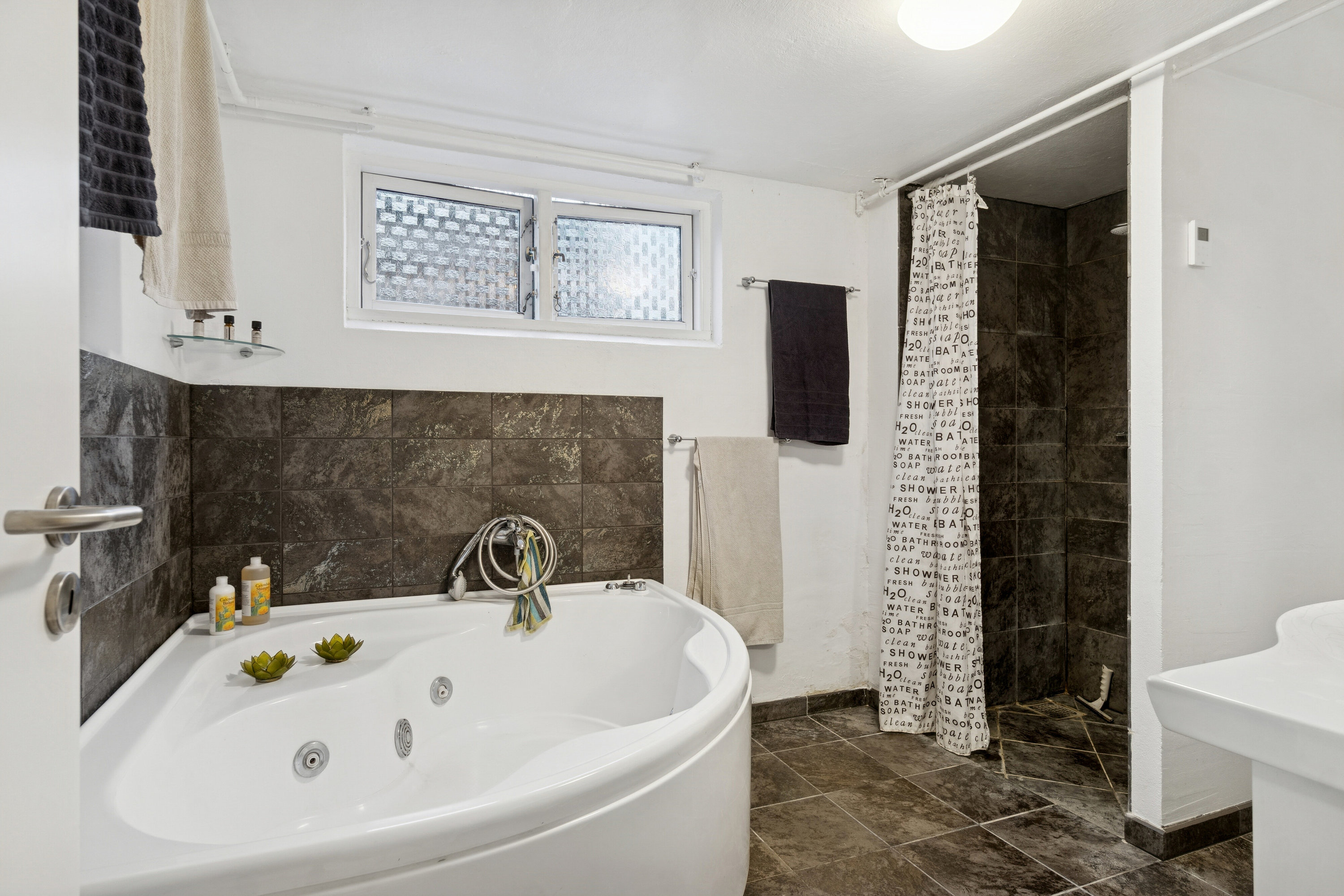 Fremhævet badeværelse billede i fuldskærmstilstand. Billede af Dalumvej 9, 8270 Højbjerg