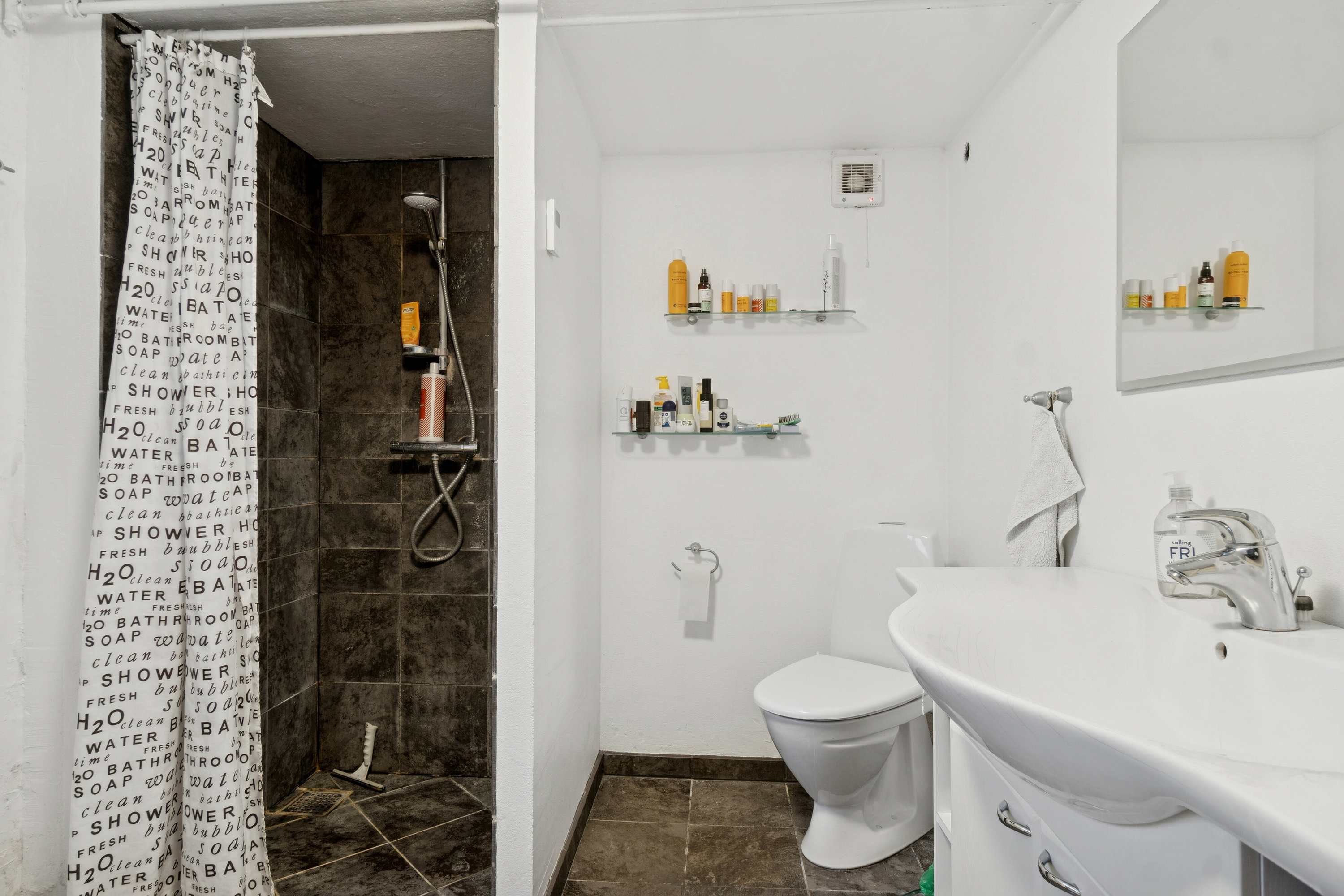 Fremhævet badeværelse billede i fuldskærmstilstand. Billede af Dalumvej 9, 8270 Højbjerg