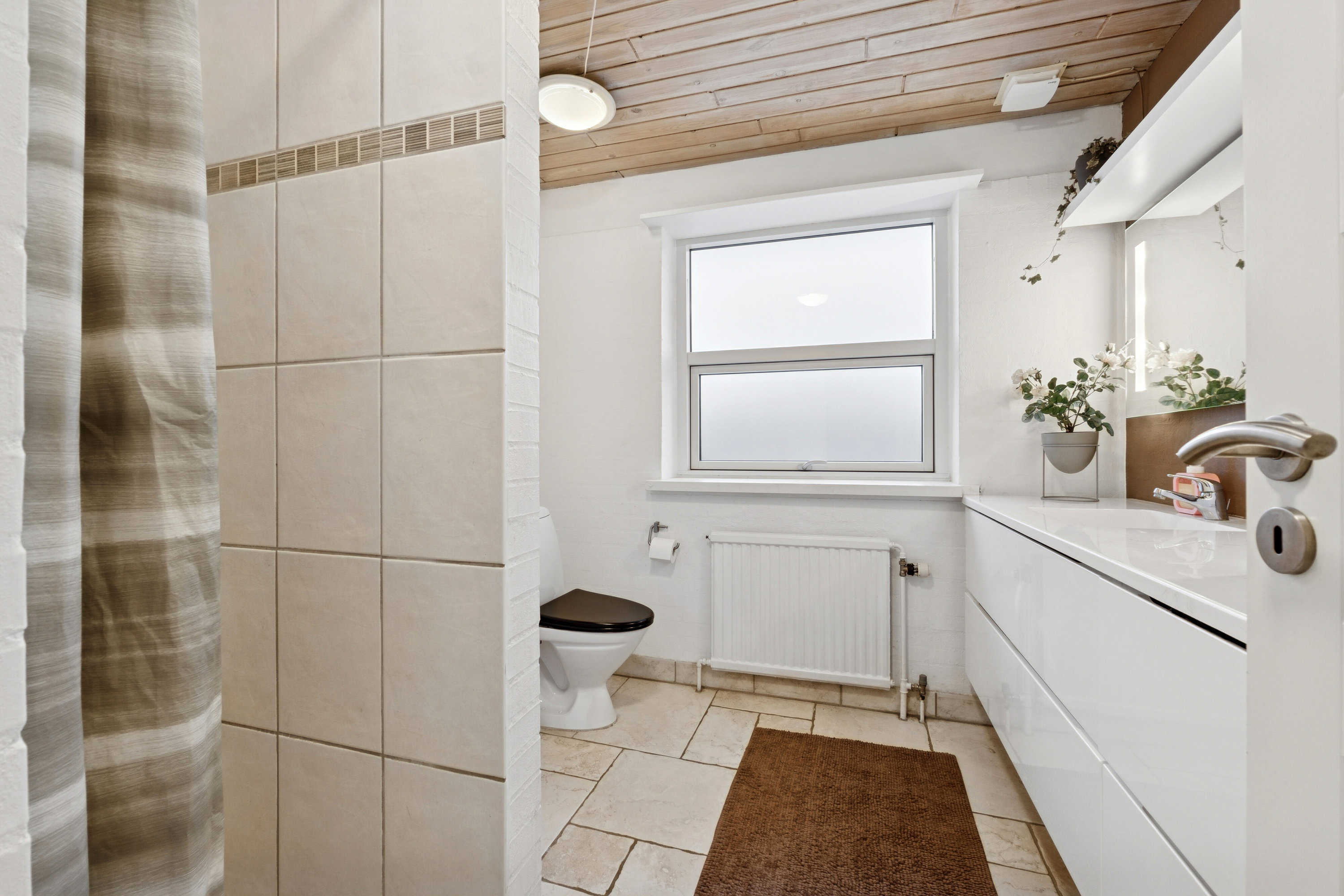 Fremhævet badeværelse billede i fuldskærmstilstand. Billede af Avernakøvej 39, 5700 Svendborg